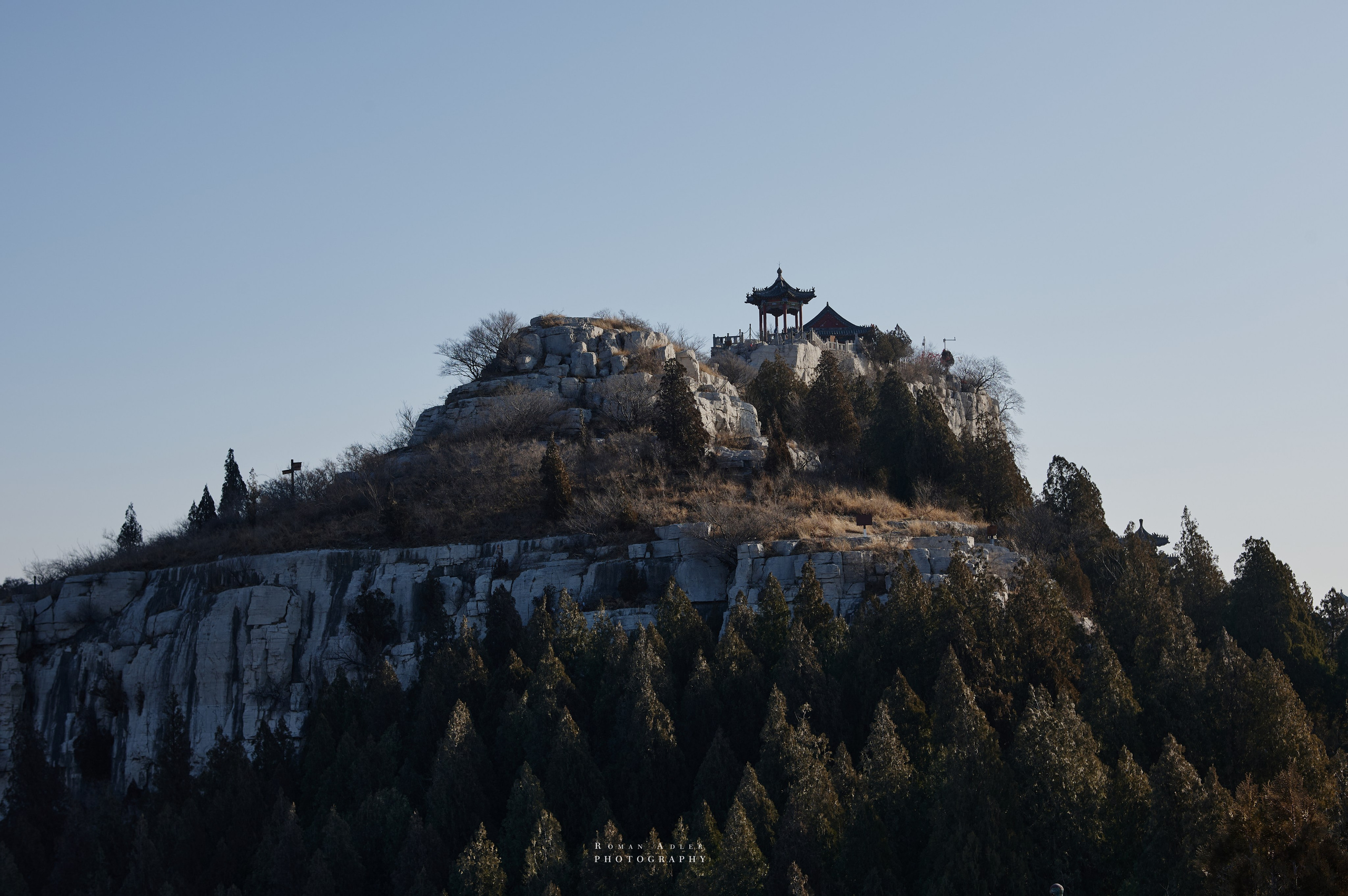 Рассвет на храмовой горе Юнмень. Цинчжоу. Фотограф Роман Адлер