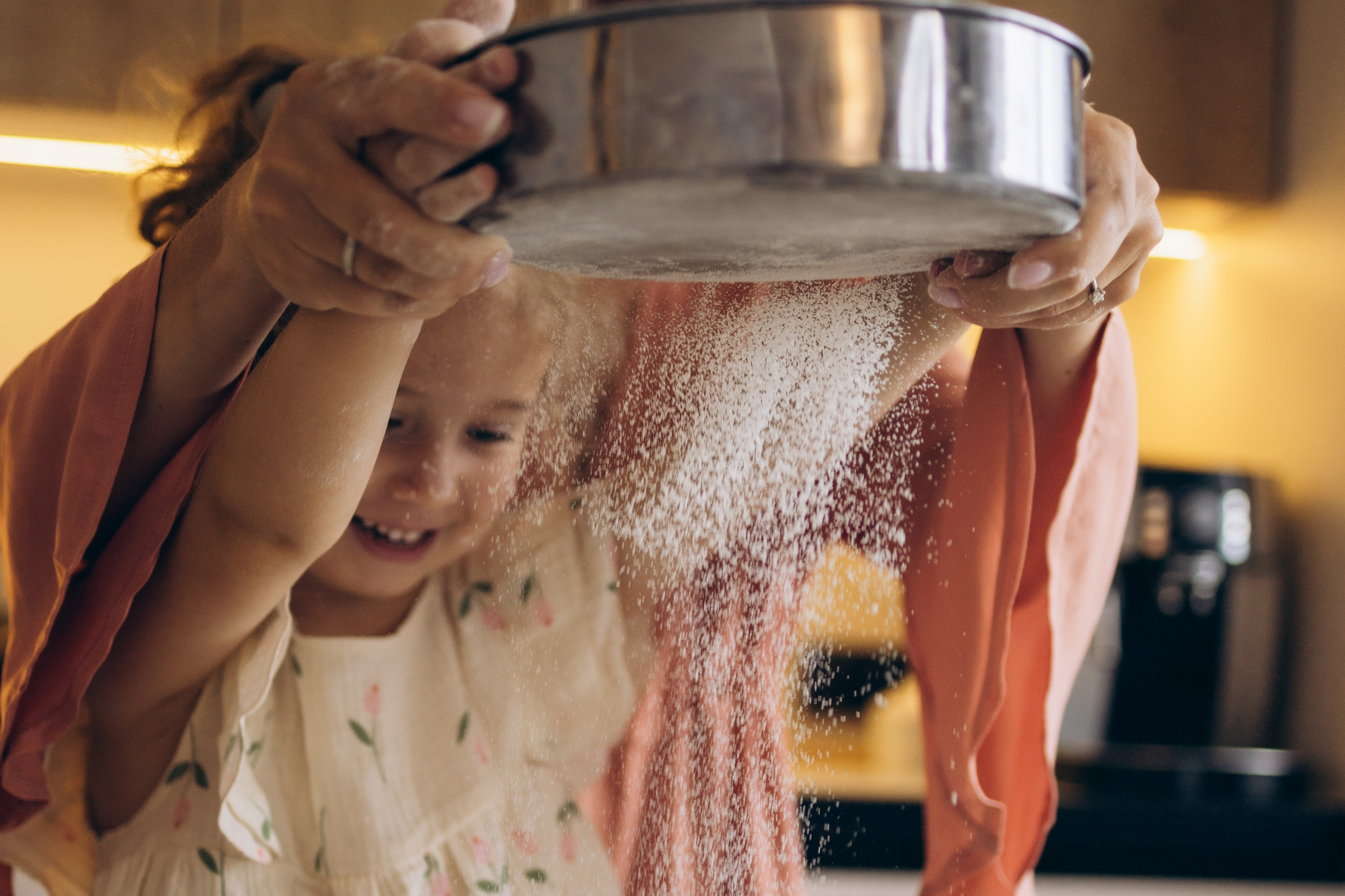 дочке очень весело готовить с мамой пирог
