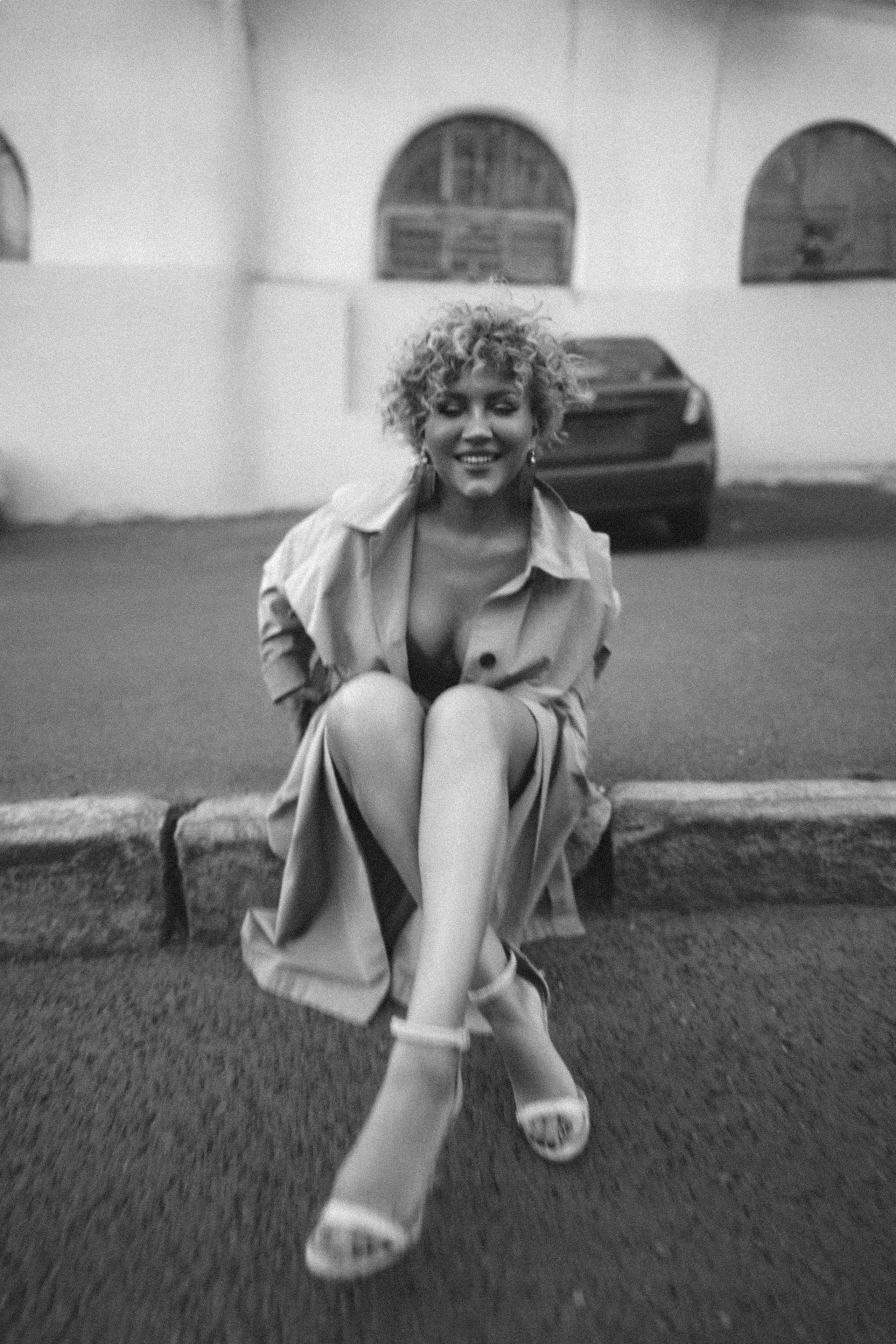 Black and White Outdoor Photoshoot with Regina in the City Center of Kazan — Anton Avanzato