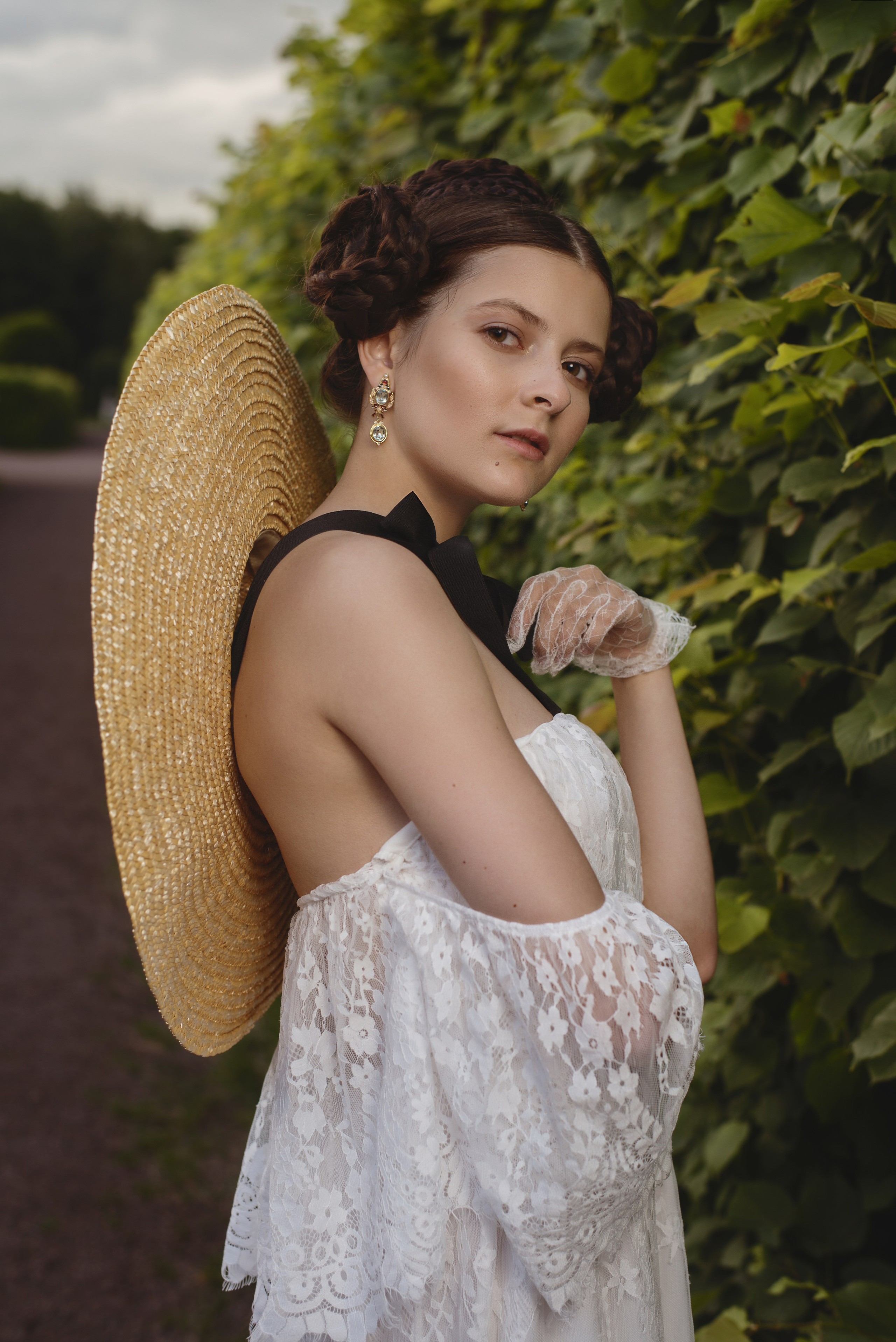 Винтажная фотосессия в парке в соломенной шляпе