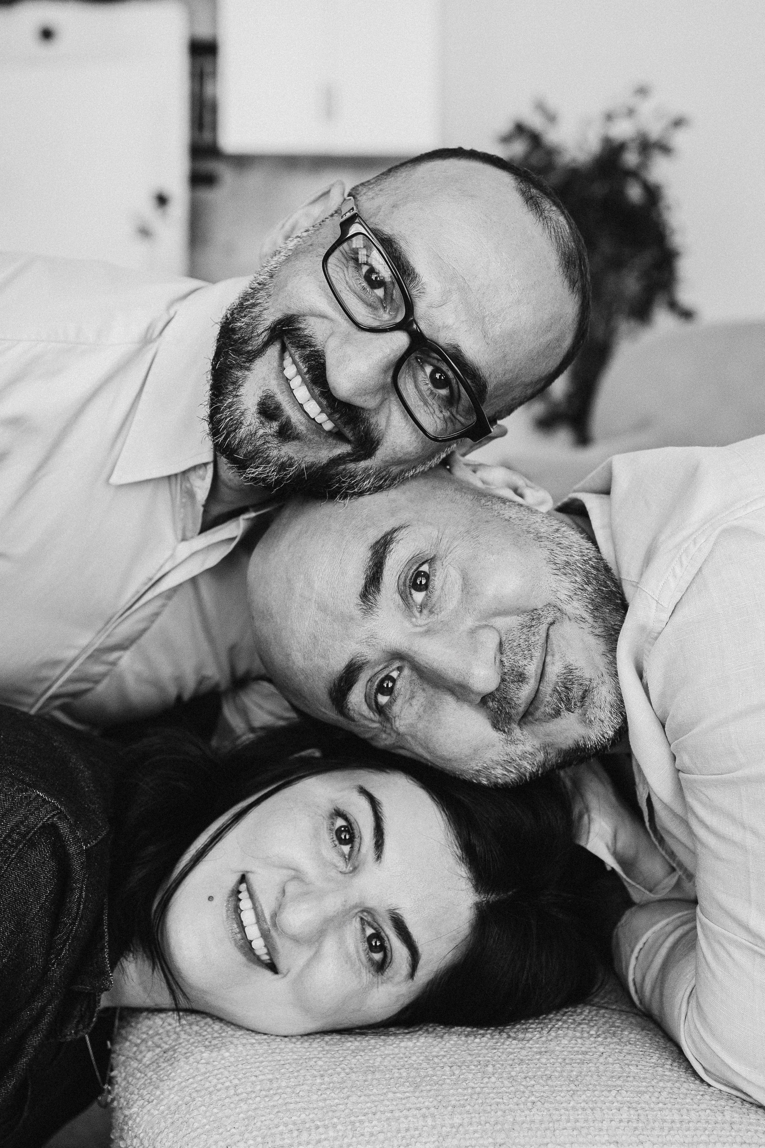 Два брата и сестра на семейной фотосессии, дети позируют