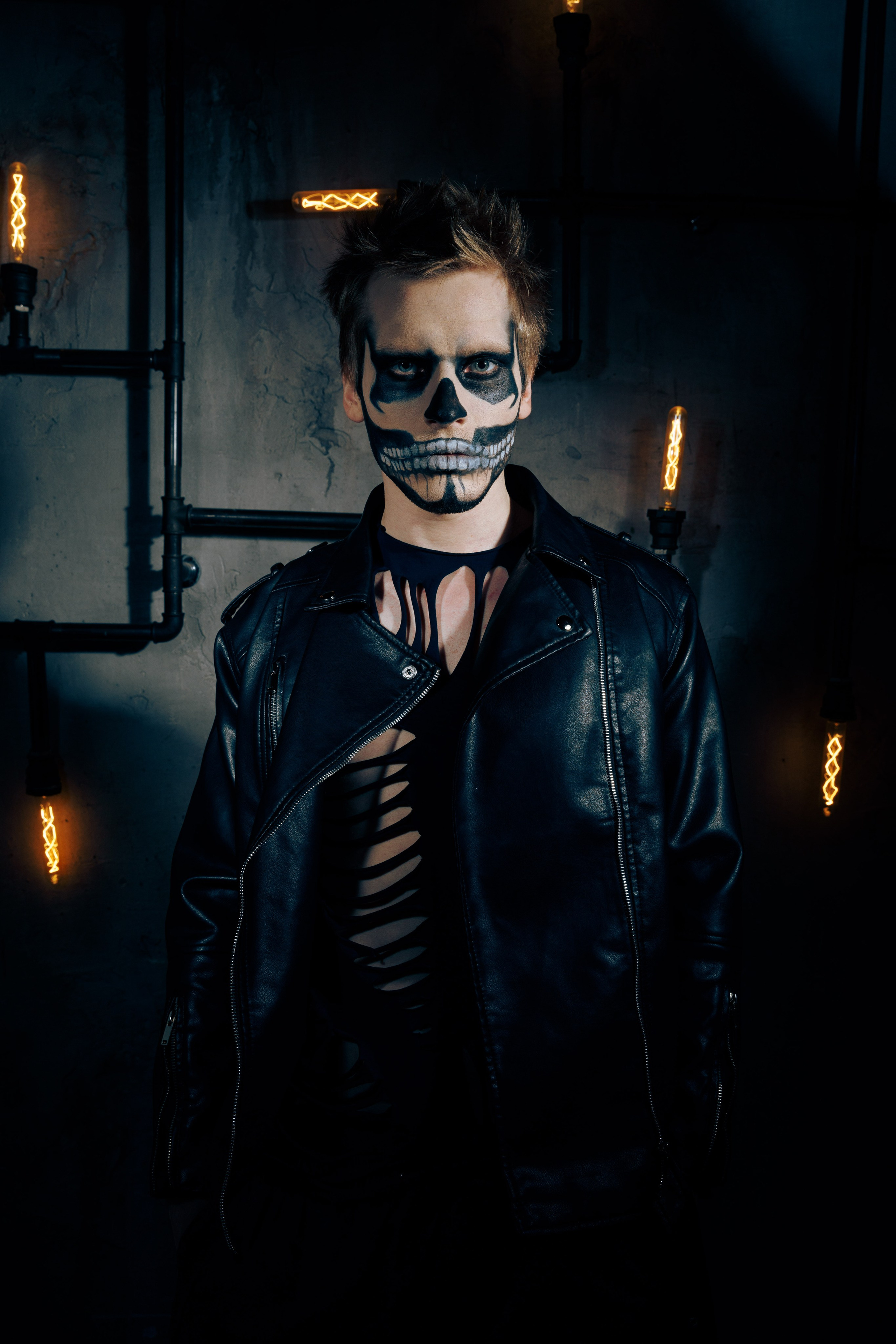 День мертвых парень в гриме скелета хэллуин