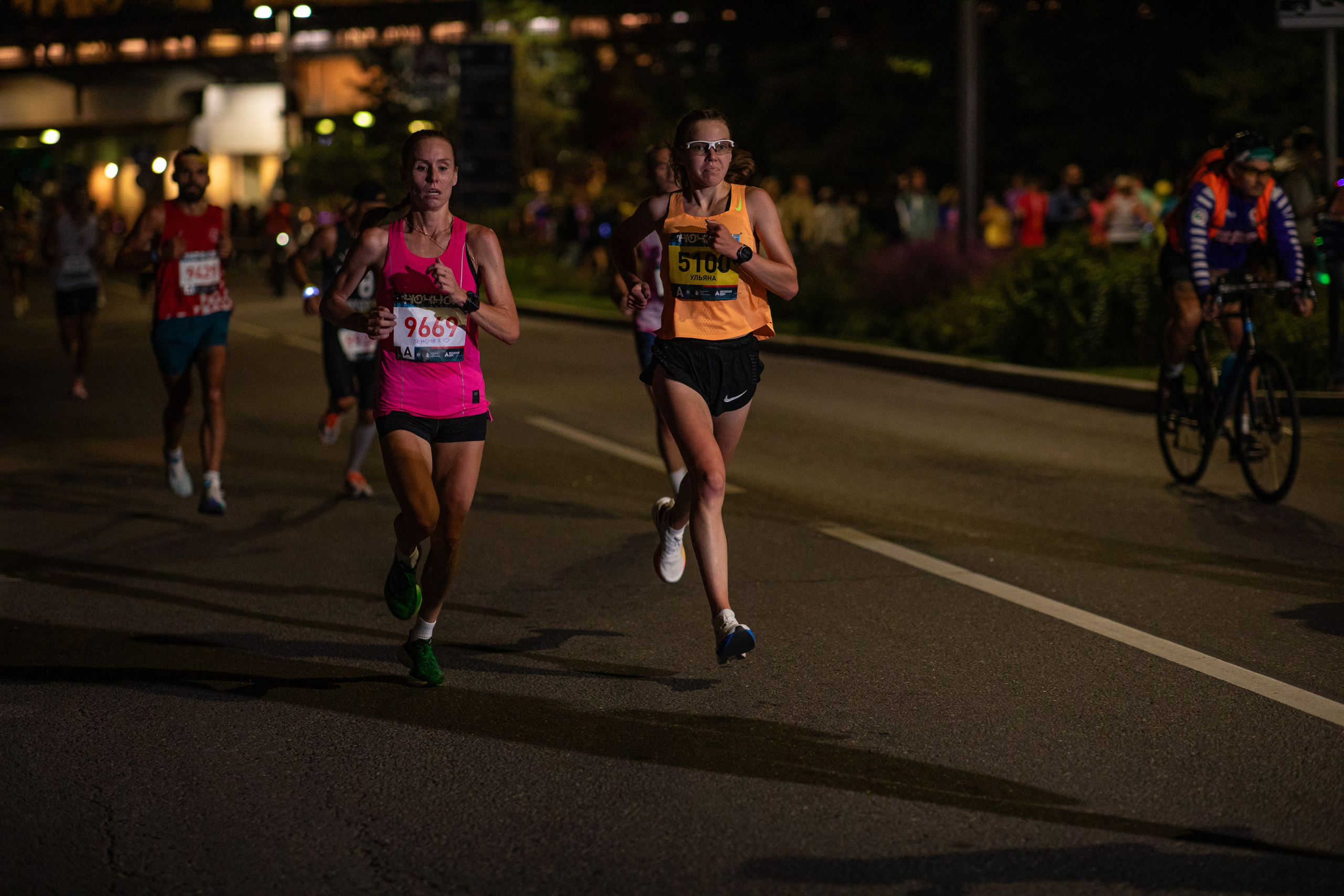 Ночной забег в ленте фотографий бегунов 03.08.24. Фотограф Сергей Ловкий