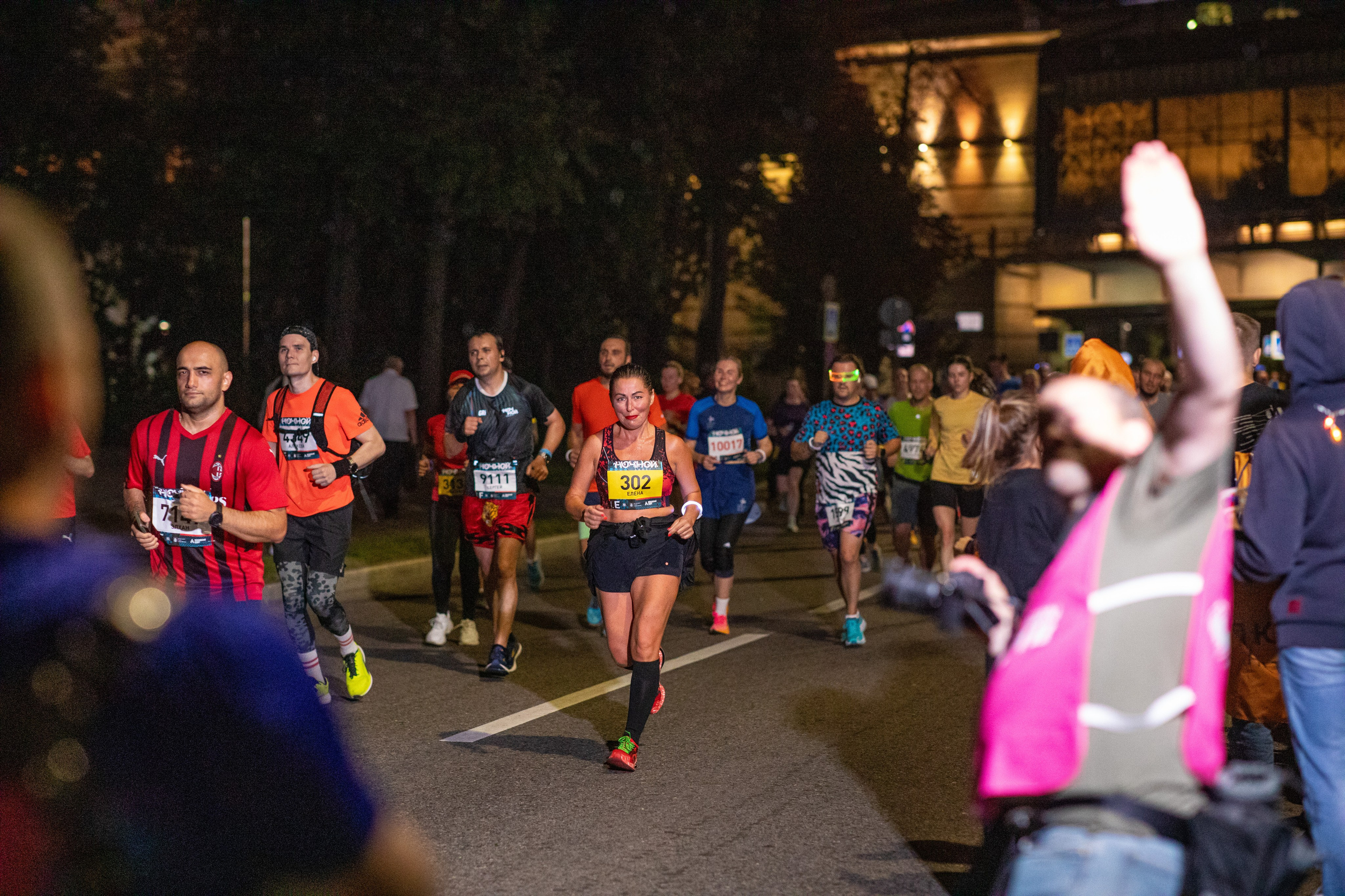 Ночной забег в ленте фотографий бегунов 03.08.24. Фотограф Сергей Ловкий