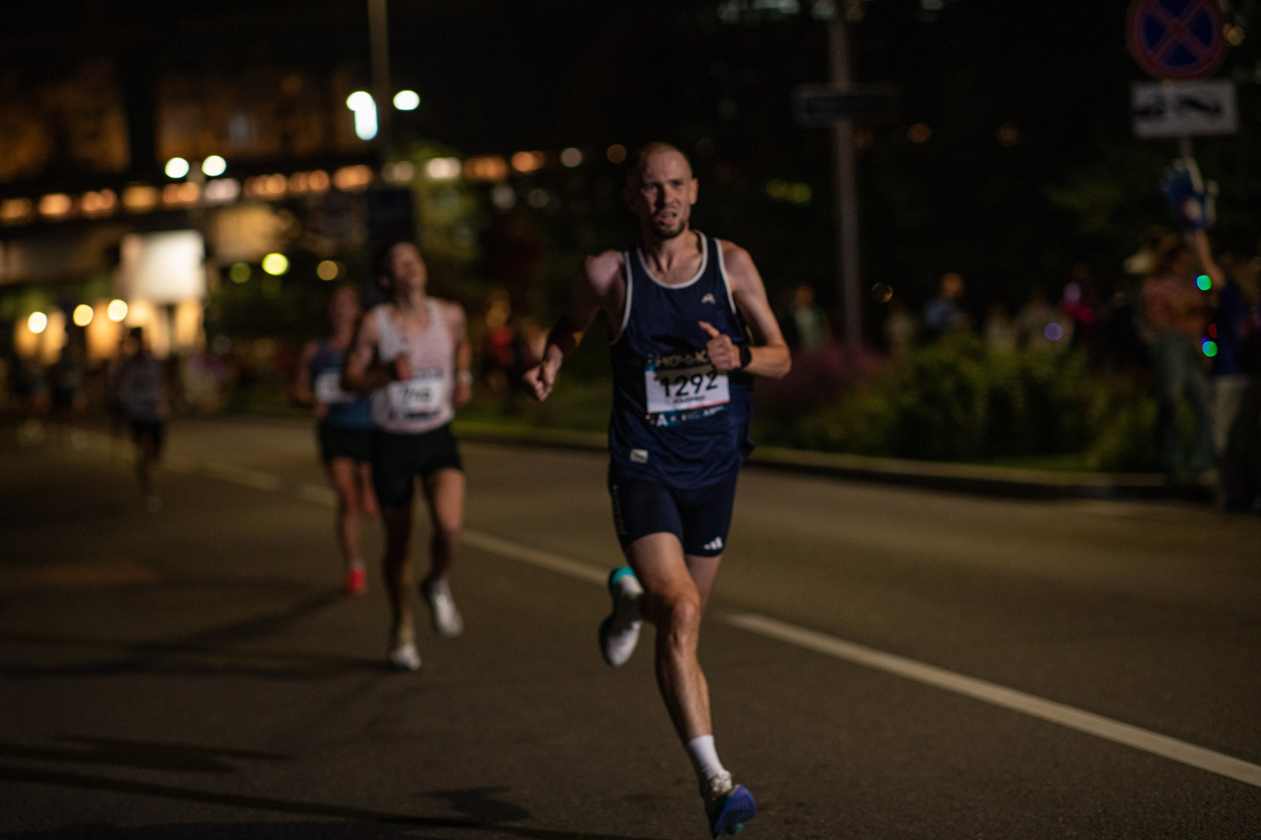 Ночной забег в ленте фотографий бегунов 03.08.24. Фотограф Сергей Ловкий