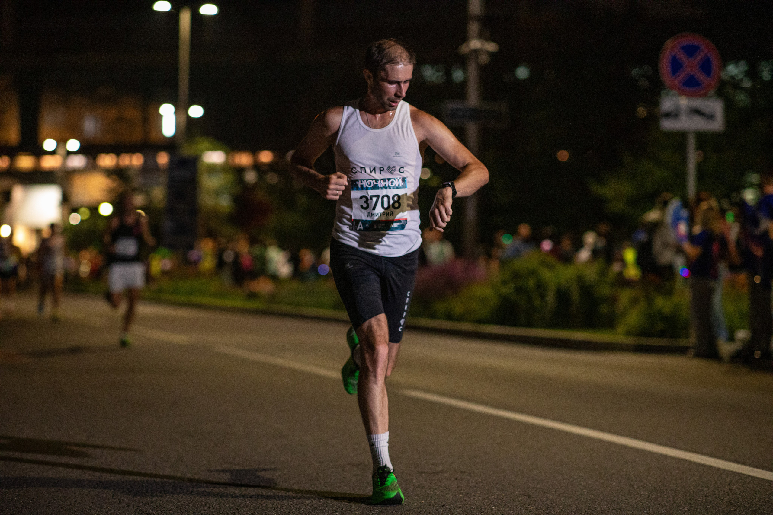Ночной забег в ленте фотографий бегунов 03.08.24. Фотограф Сергей Ловкий