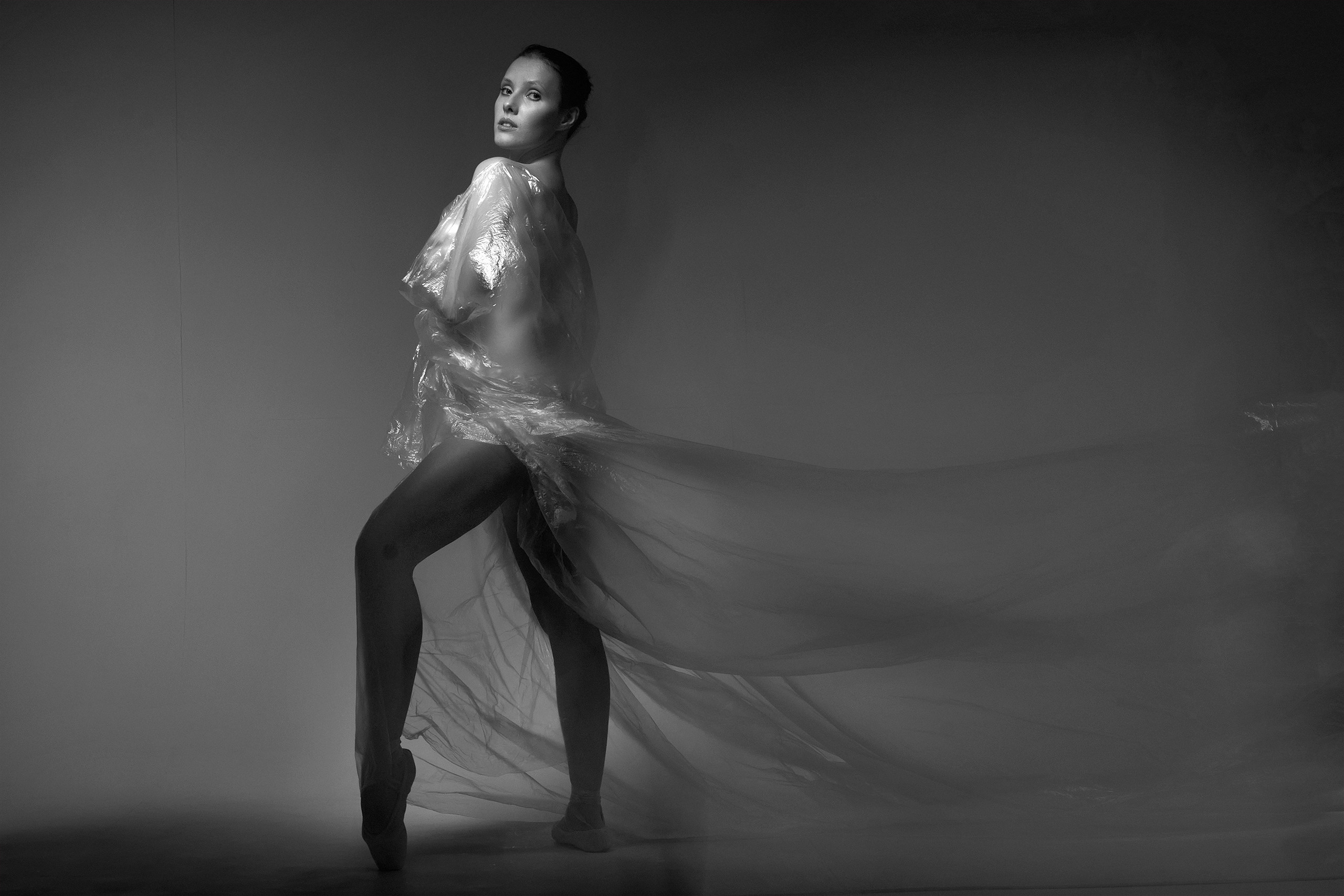 Откровенная балетная съемка с Анастасией Майер в студии Москва. Портретная фотосъемка в Москве. Фотограф Алексей Афанасьев