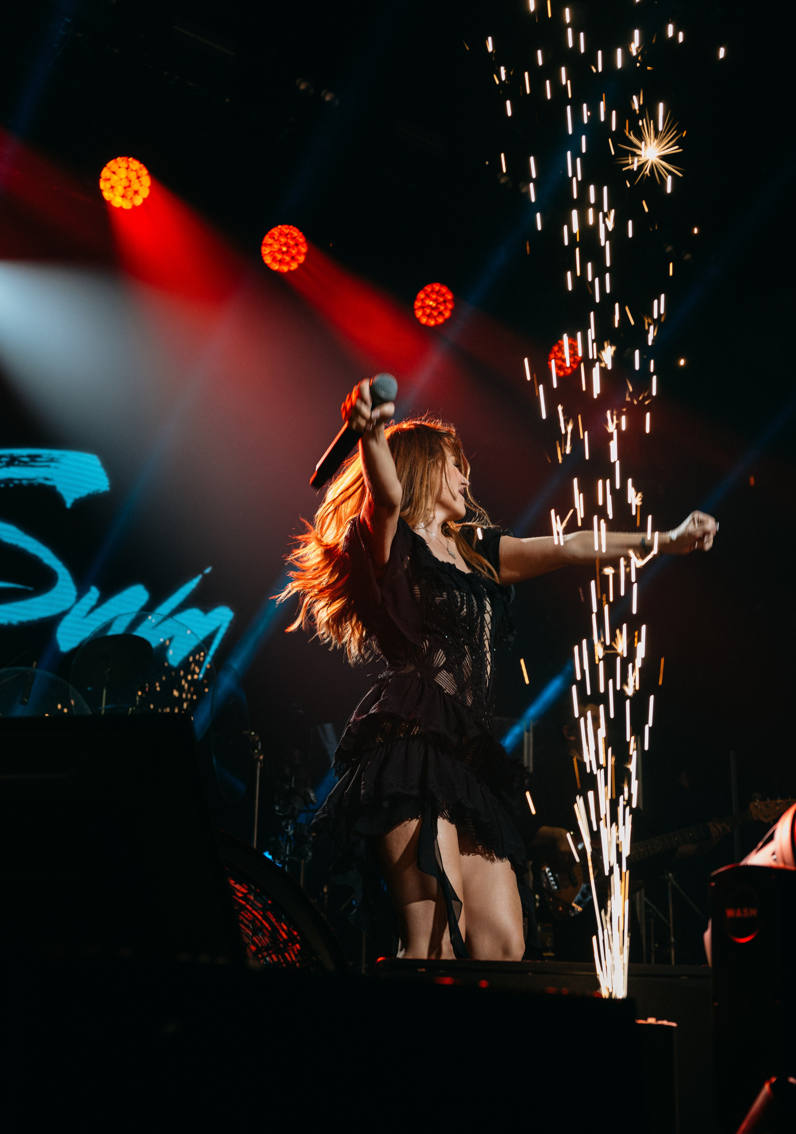 Концерт Максим в Санкт-Петербурге. Фотограф Елизавета Федосова. Репортажная съемка концерта. 