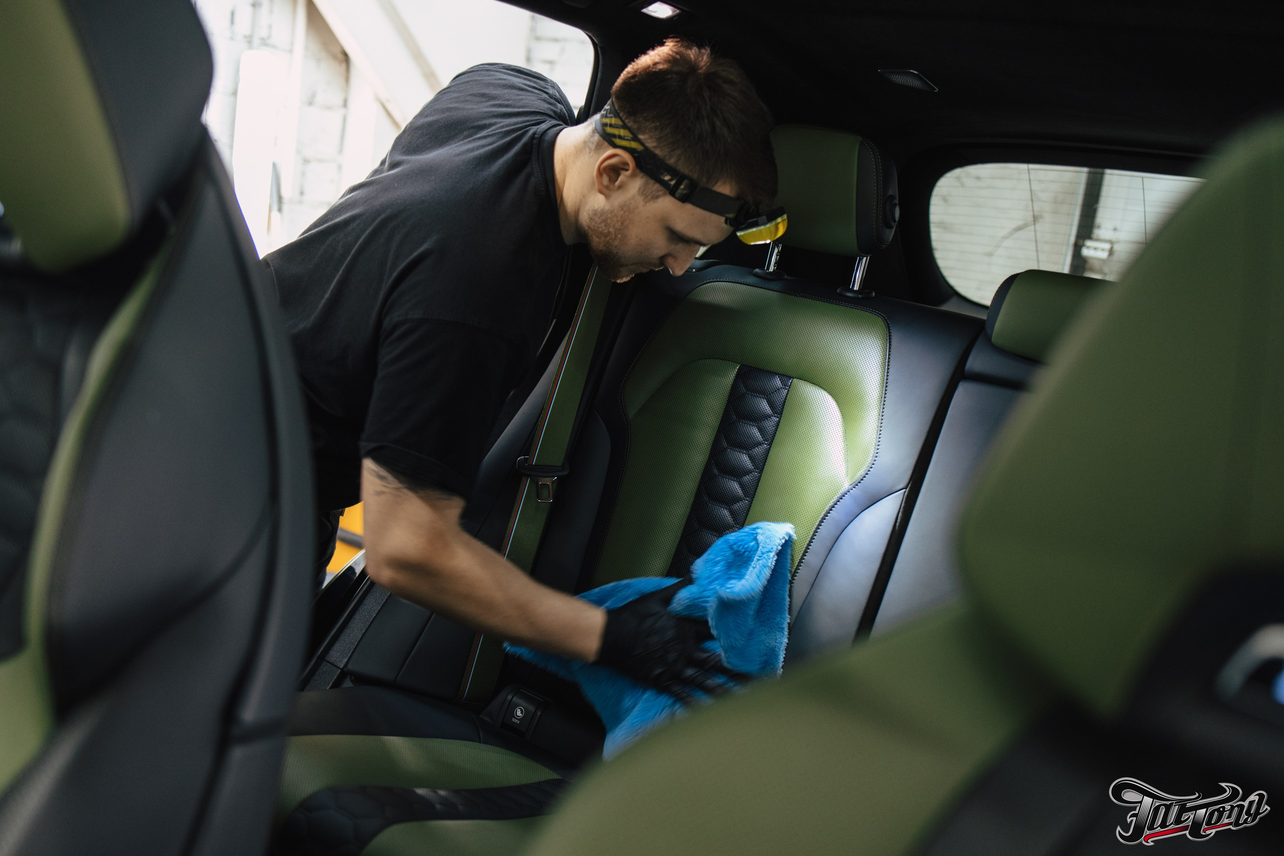 BMW X5M пошив салона в зеленую кожу. DeLorein