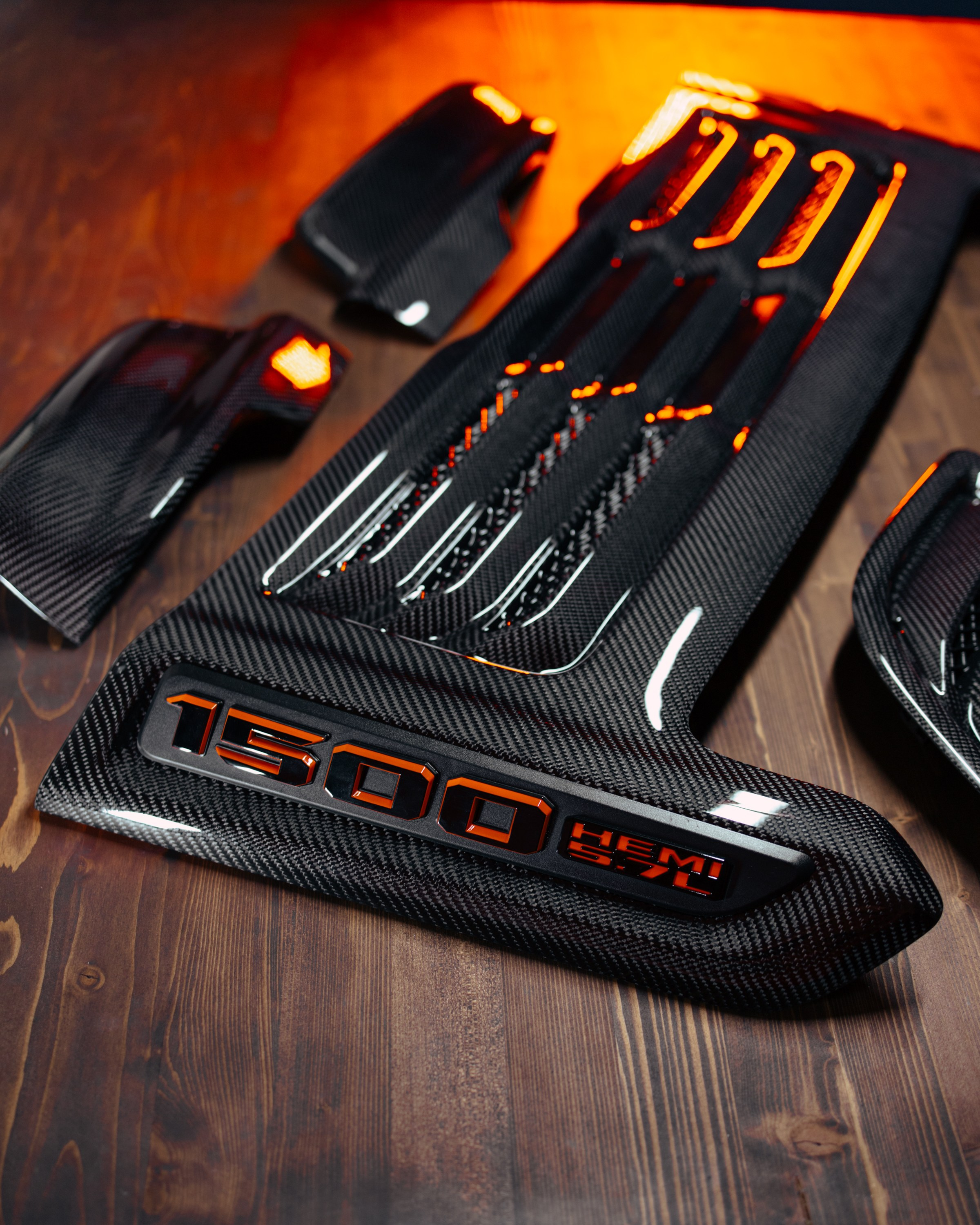 Ram 1500 ламинация карбоном, окрас шильдов, проушин, установка света в решетку. DeLorein