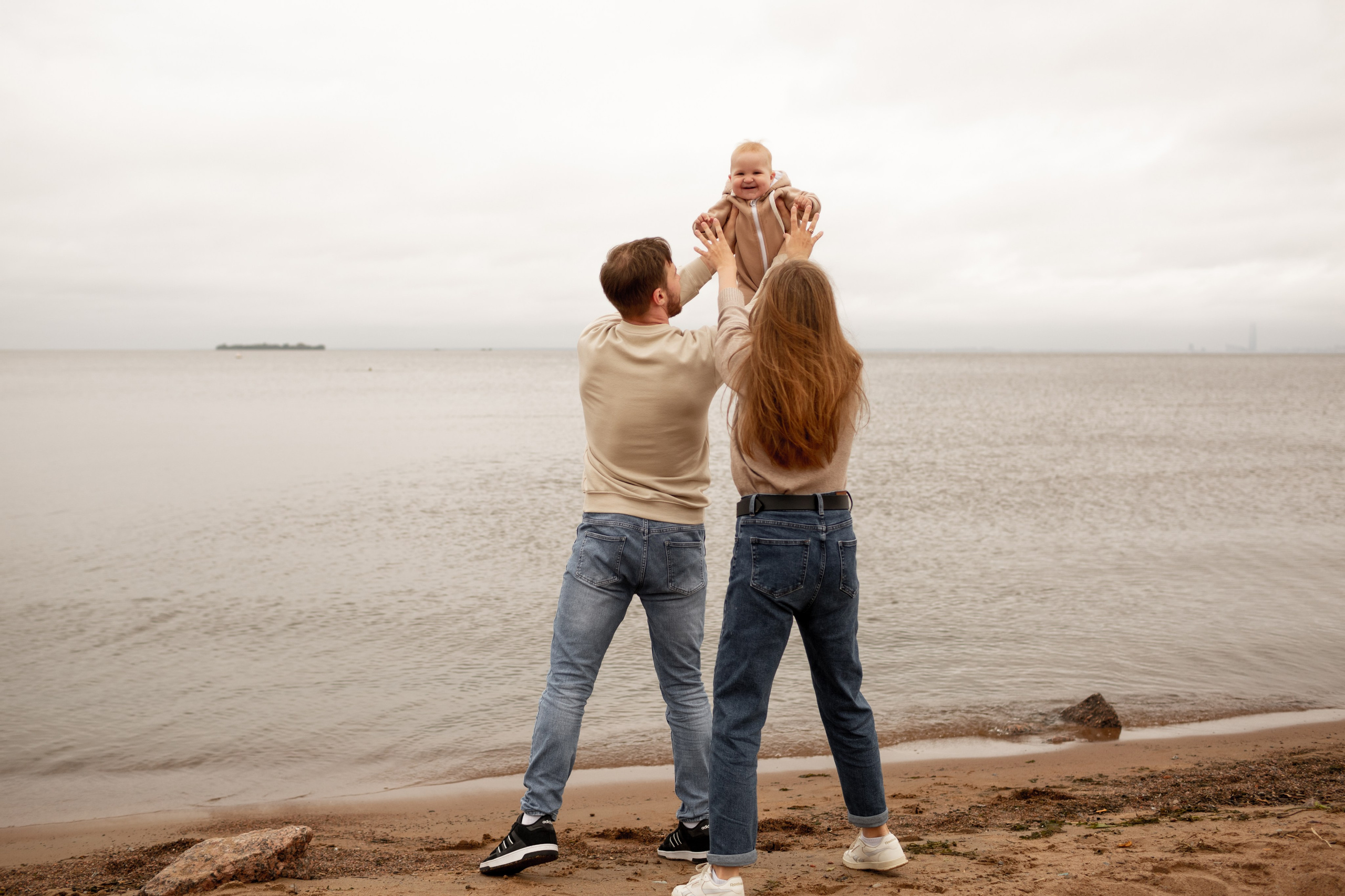 Семейная фотопрогулка на пляже. Свадебный фотограф Кирилл Белый
