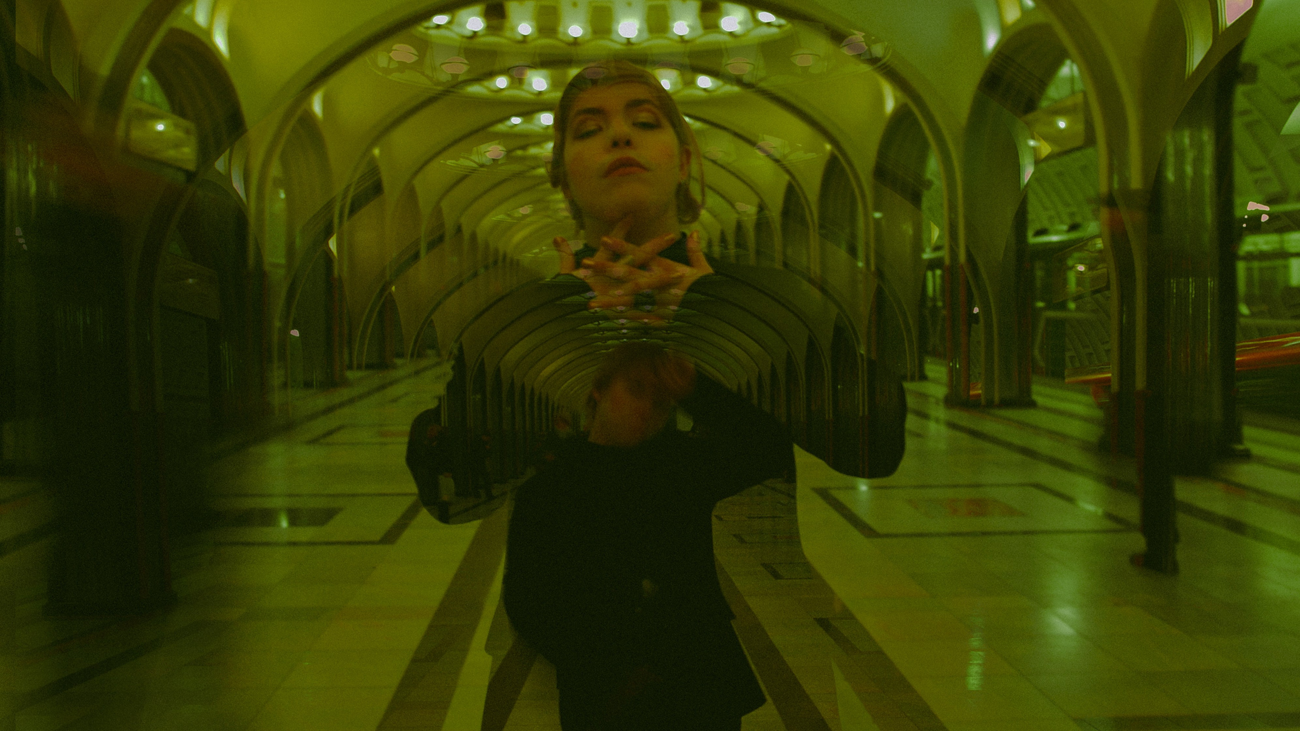 В метро. Allirubrum