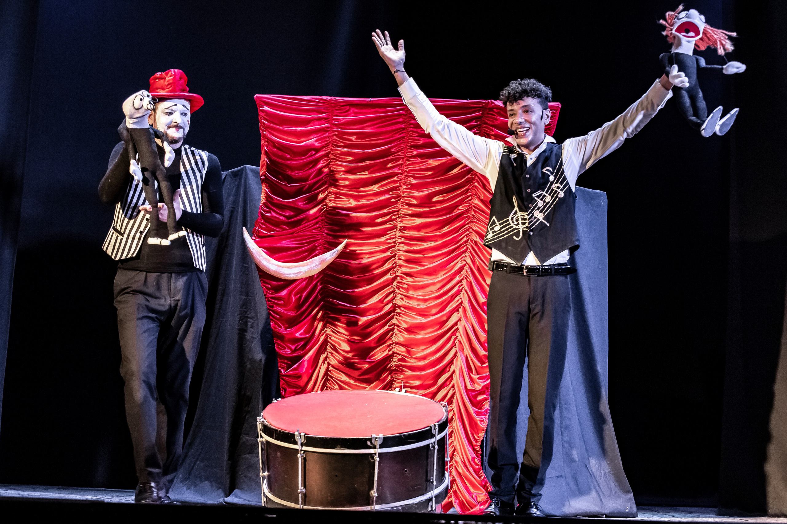 Цирк из Саквояжа спектакль театра САКВОЯЖ. Фотограф в Сочи Юрий Шептаев