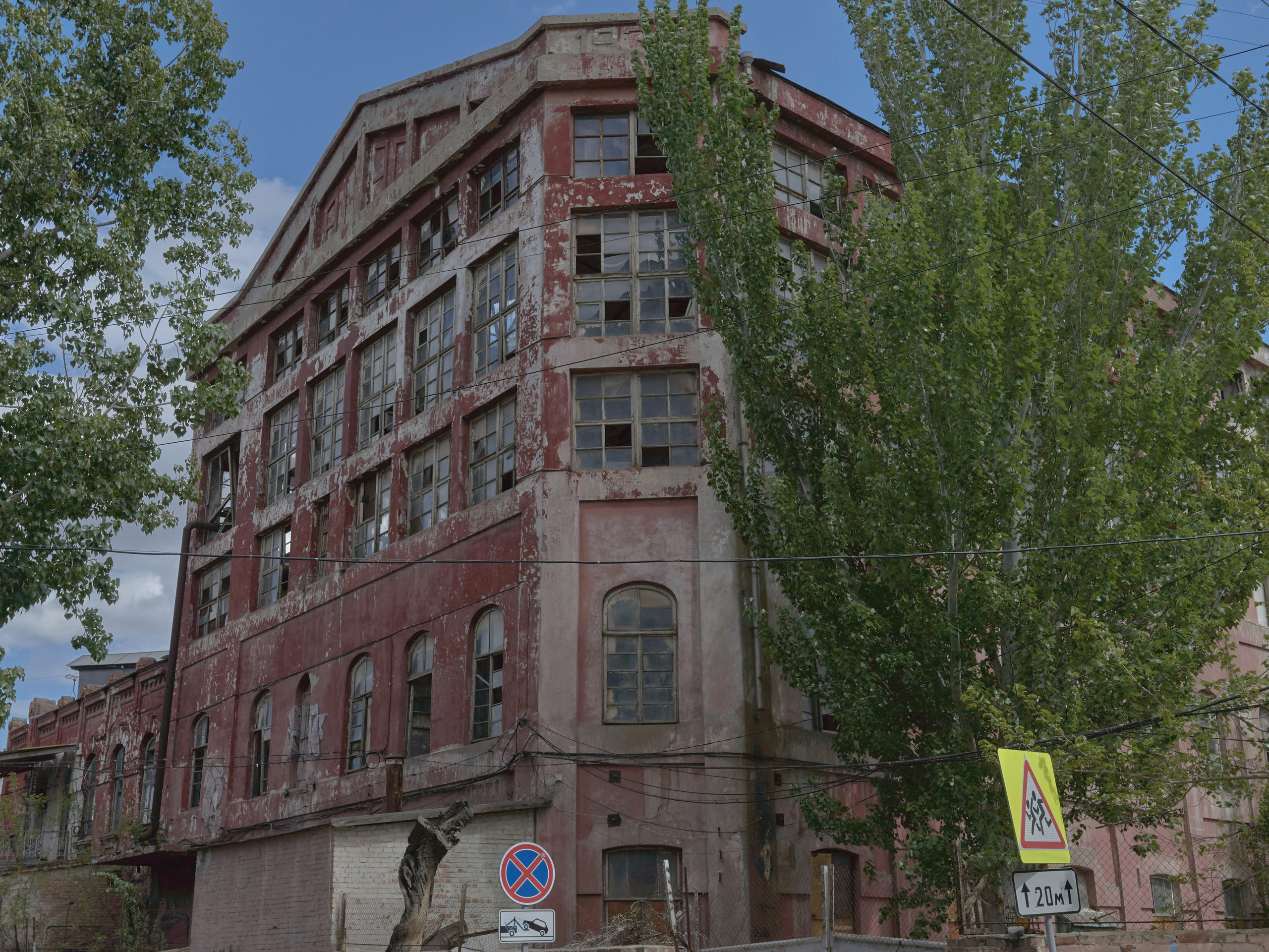 One of the main architectural symbols of old Astrakhan, the central power plant. It's closed and is gradually being destroyed, although considered an architectural monument of the early XX century. In 2023, the city authorities started talking about a restoration, but so far nothing is happening. Meanwhile, local artists came up with their own reconstruction plan, dreaming of making a creative space here on the model of HPP-2 (GES-2) in Moscow, etc. But these documents have not been approved by anyone