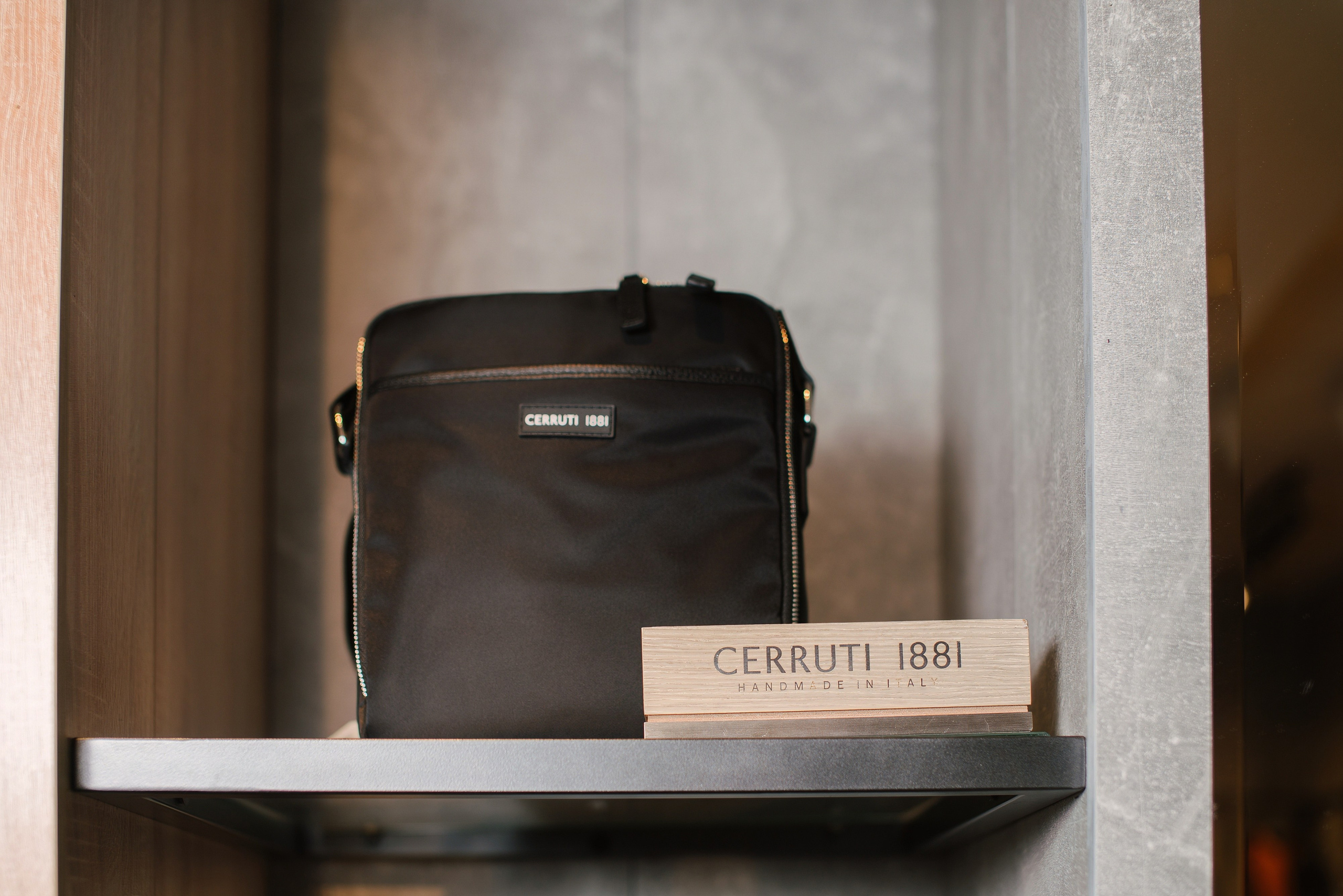 Интерьер бутика Bugatti. Профессиональная съемка в Алматы