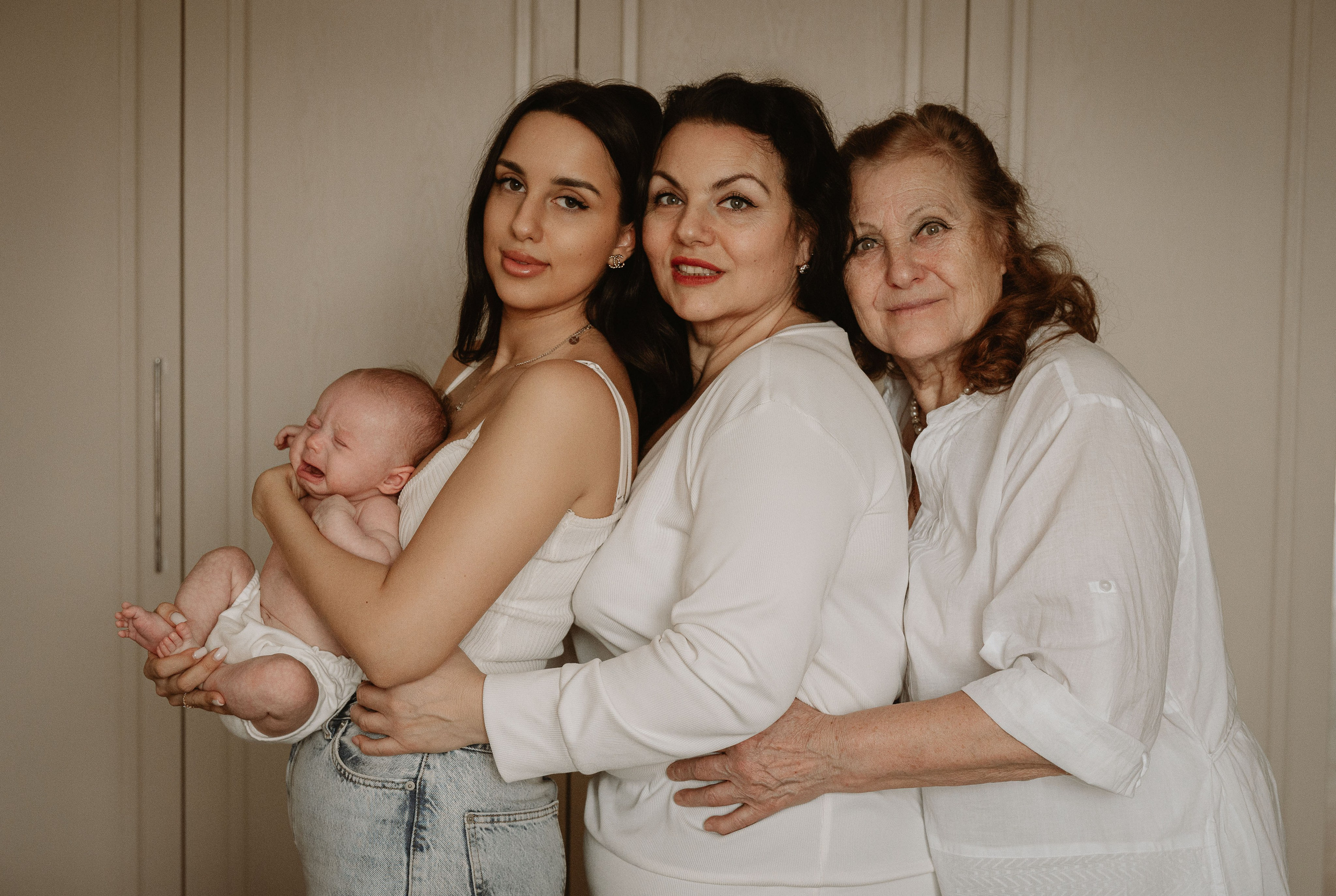 Малышка Зои с мамой и бабушками. Фотограф беременности и семьи, домашние съемки, Ньюборн