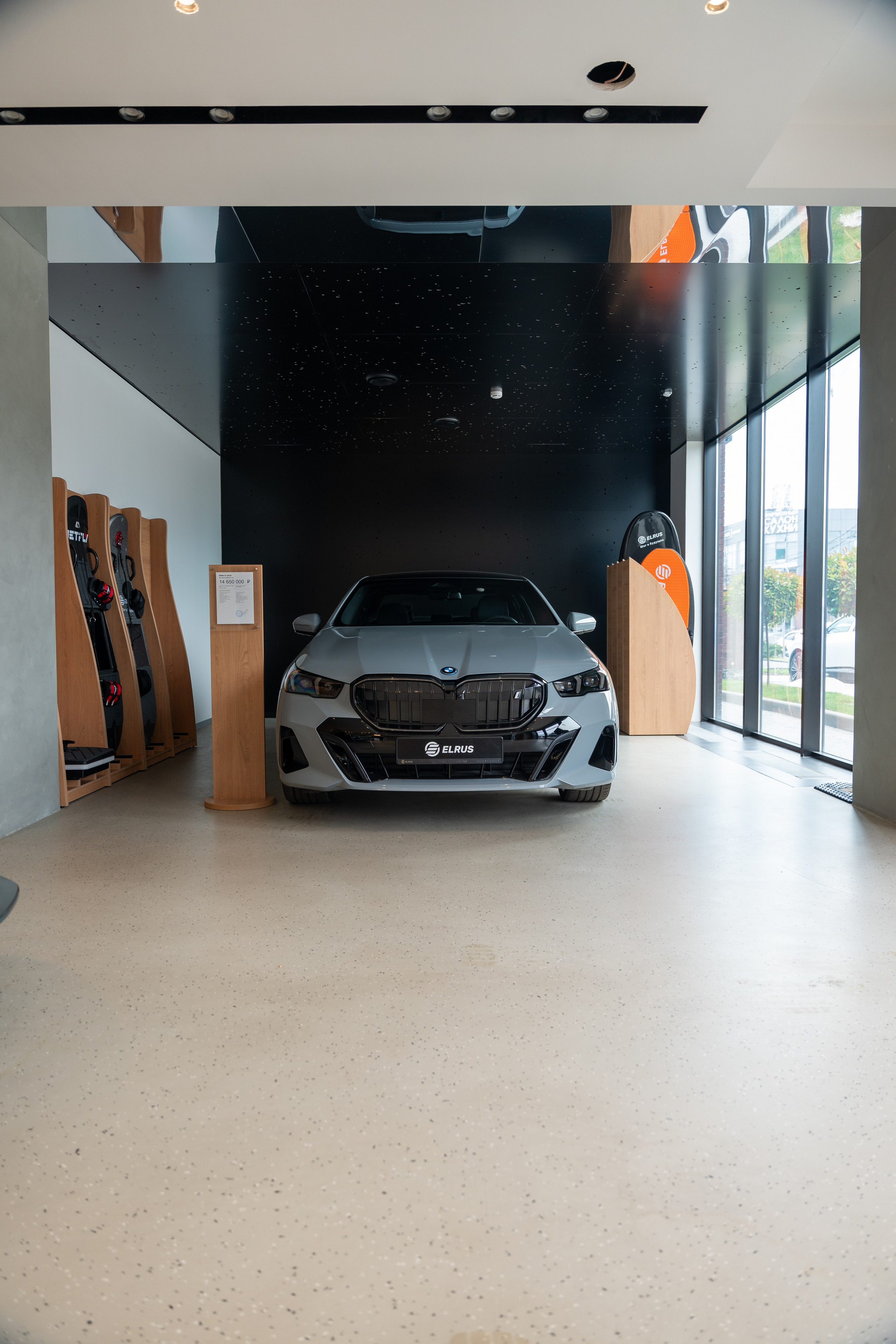 Интерьерная фотосъемка автосалона Elrus в Краснодаре. Zeekr, LiXiang Профессиональная фотосъемка интерьера премиум-автосалона в Краснодаре. Шедевры для Вас! Фотограф и Видеограф в Краснодаре Пахиев Руслан