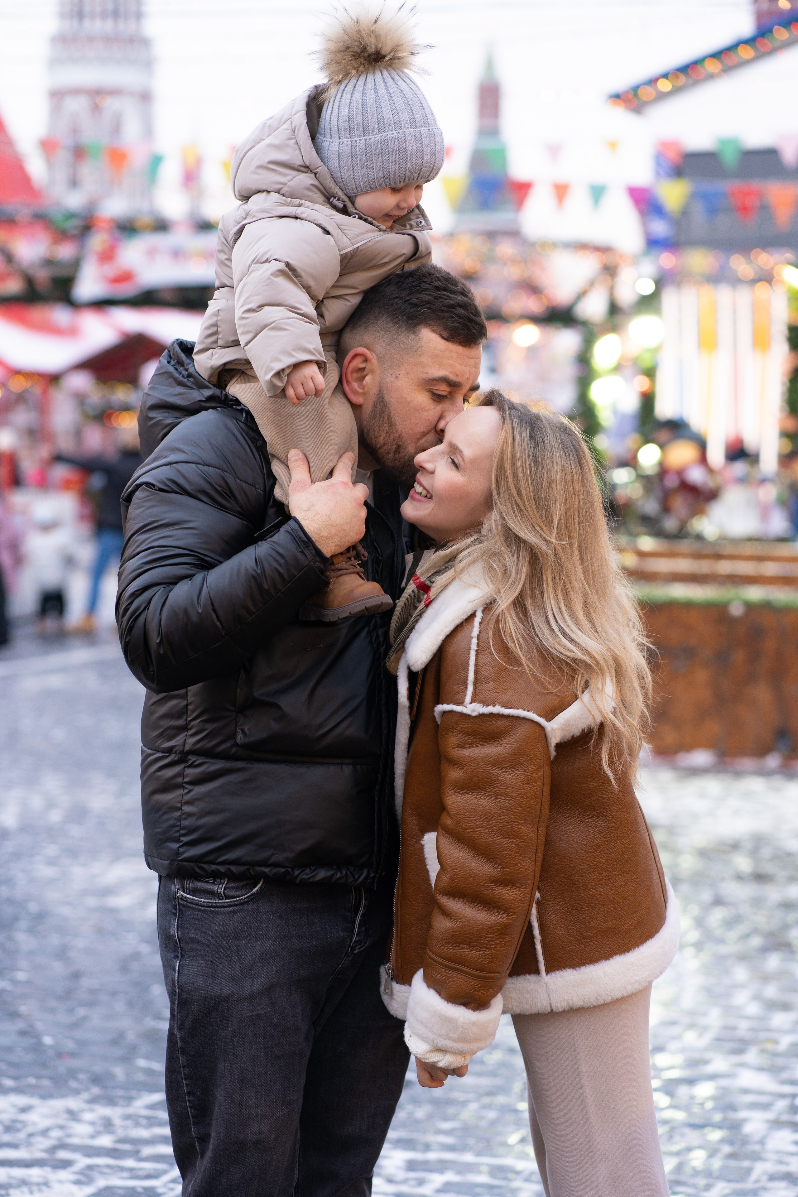 Павел, Егор и Наталия на ГУМ Ярмарке. Свадебный фотограф в Москве Анна Полушина