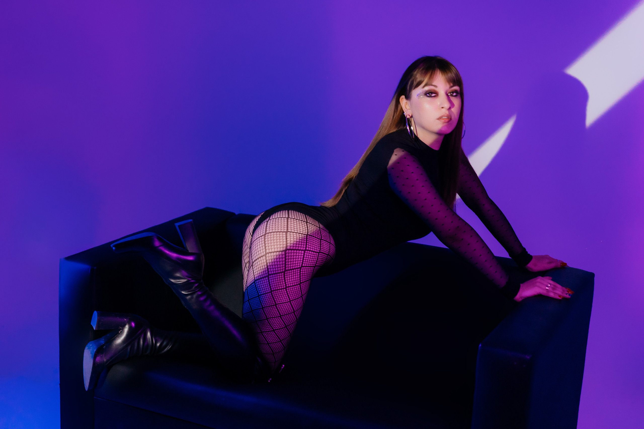 Фотосессия в неоновом свете в фотостудии. Фотограф и видеограф Смоленск | Студия Цезарь