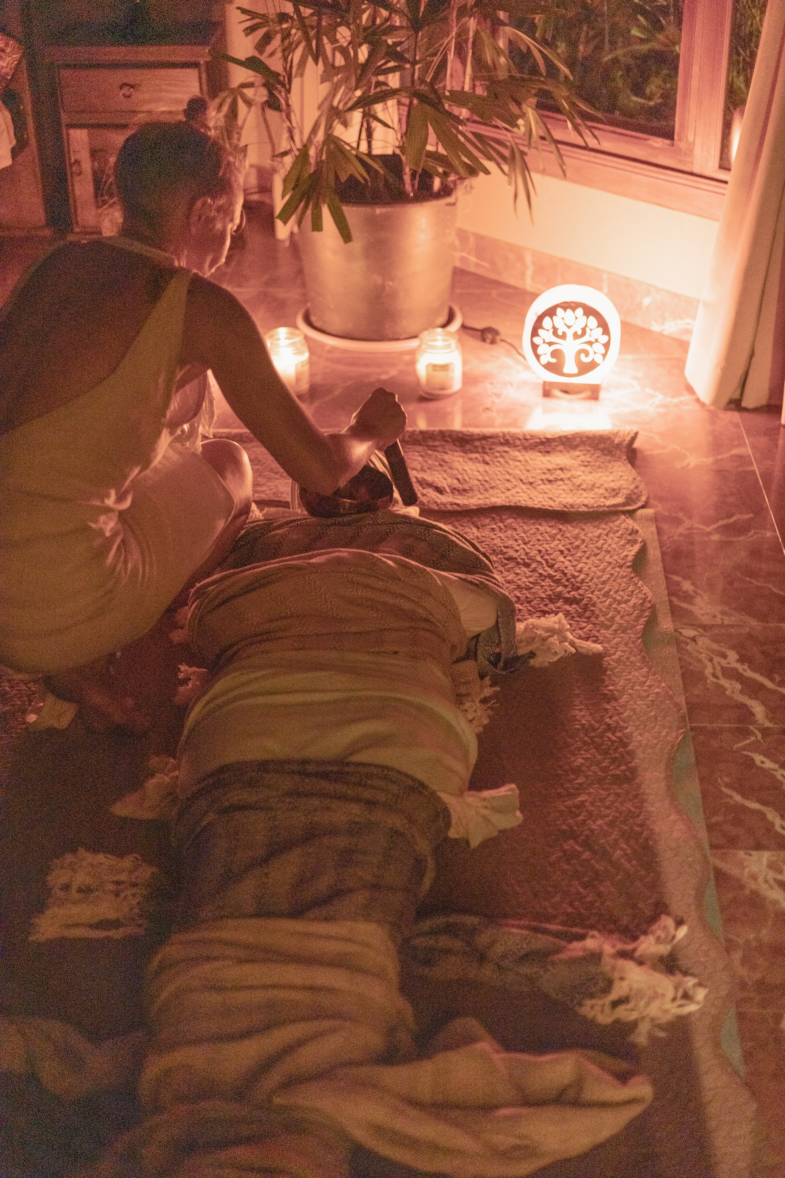 Swaddling practice by Nana. Family, portrait, content photo in Costa Rica Evgeniya Besprozvannykh