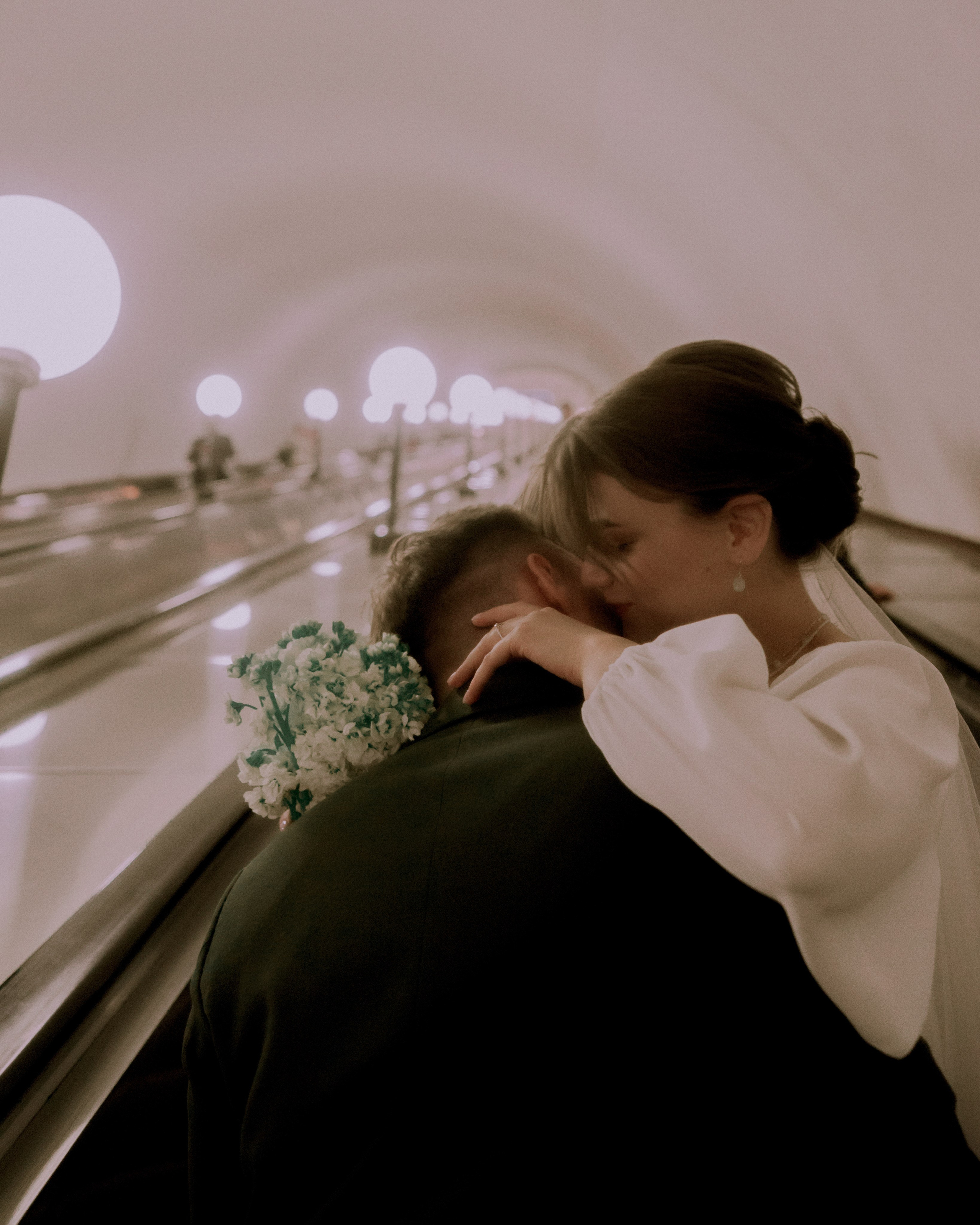 свадебная фотосессия в московском метро, креативные кадры