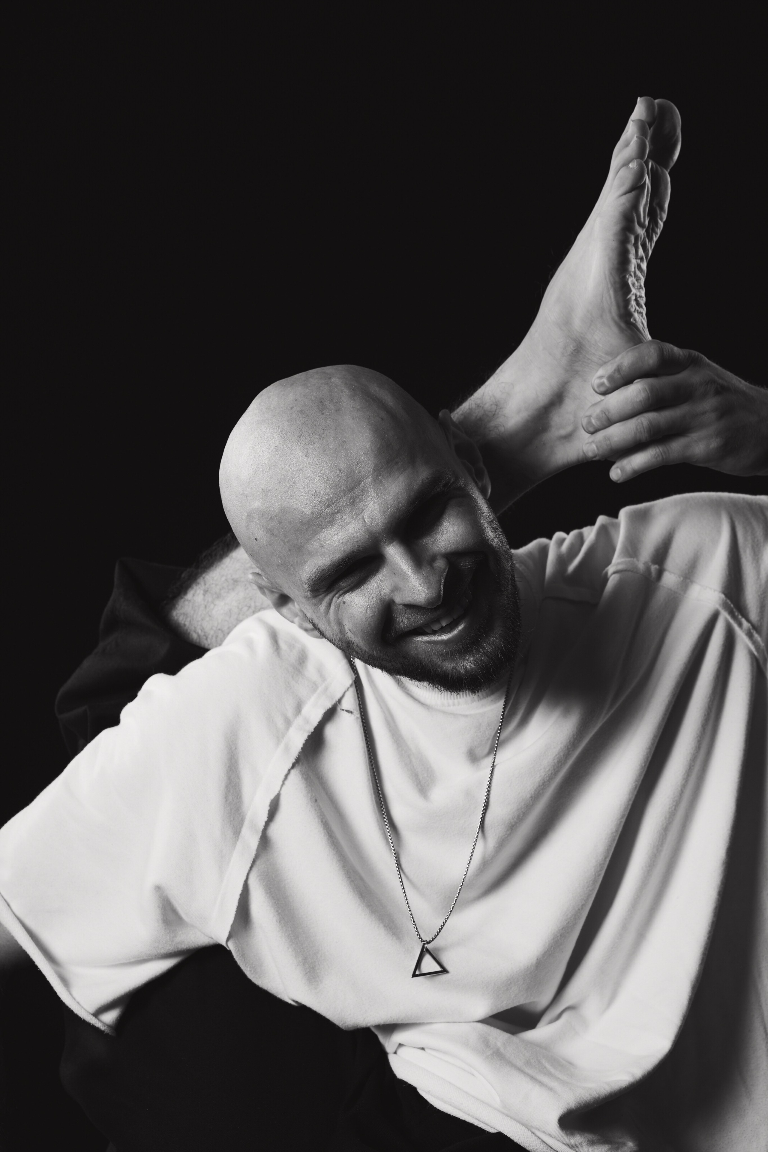 Мужская йога FYSM — фотосессия на тёмном фоне