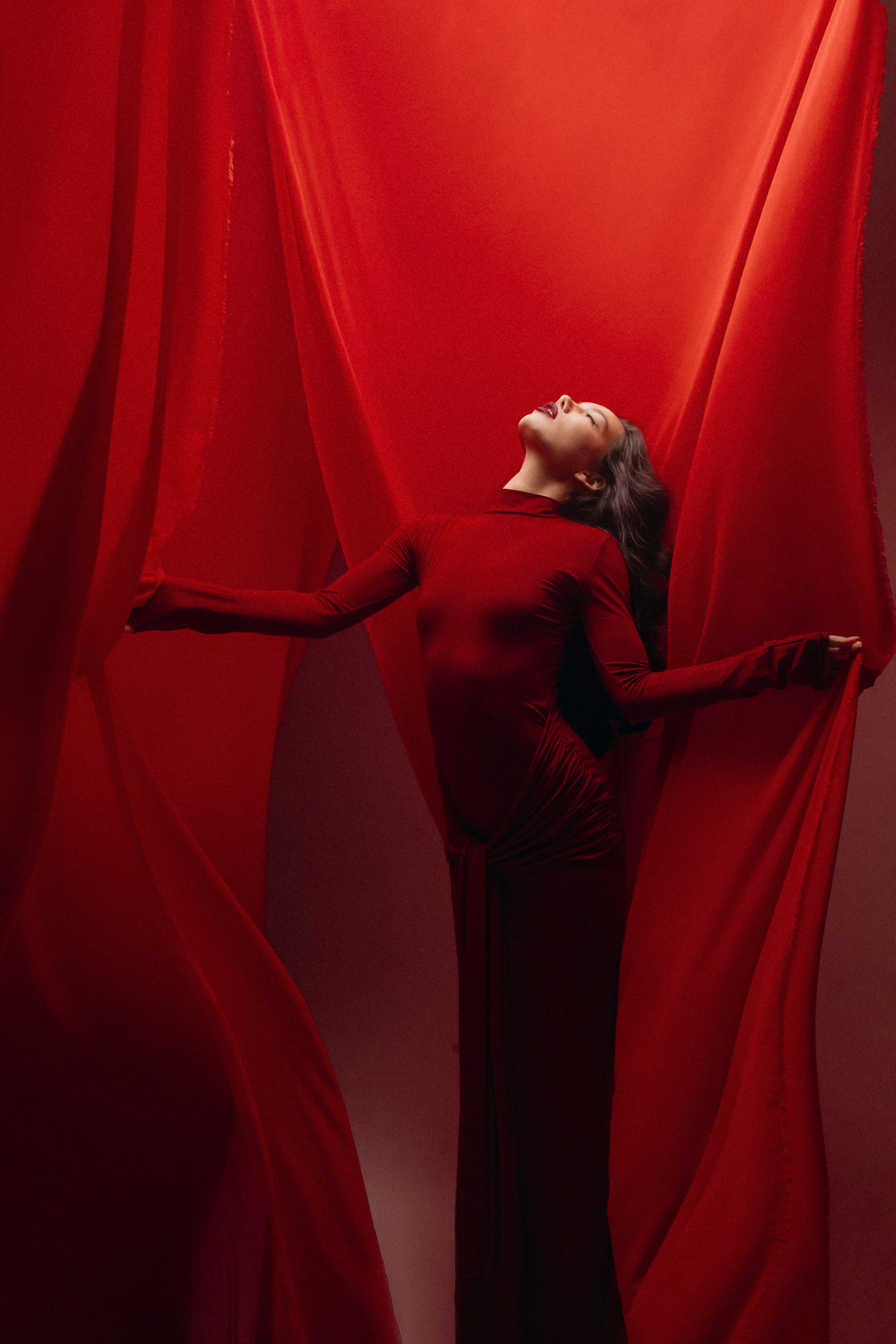 Арина. Фотосессия с красной тканью. Фотограф в Москве Ольга Сатони