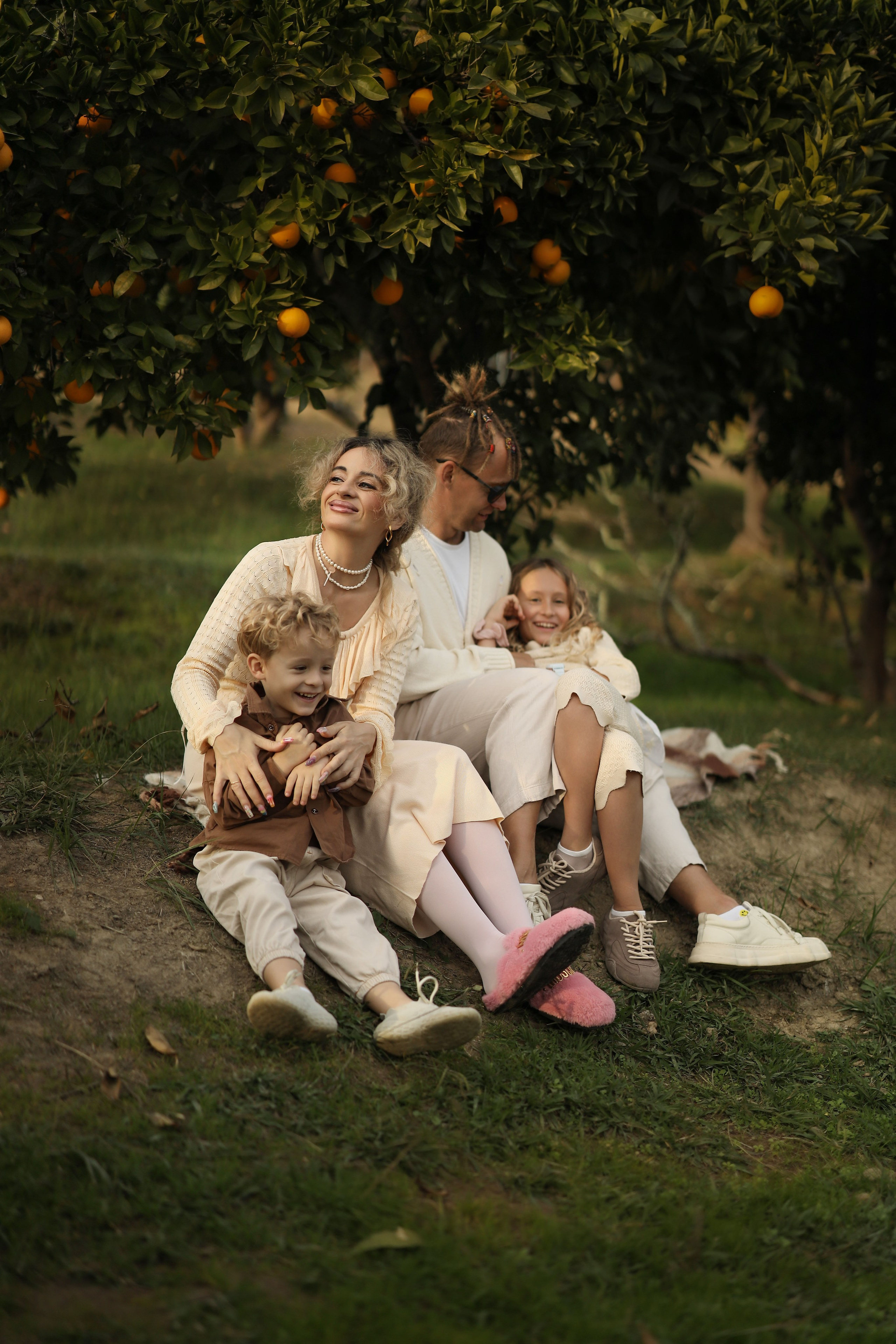 Семейная фотосессия в мандариновом саду Абхазии. Свадебный и семейный фотограф в Абхазии Жанна Соснина