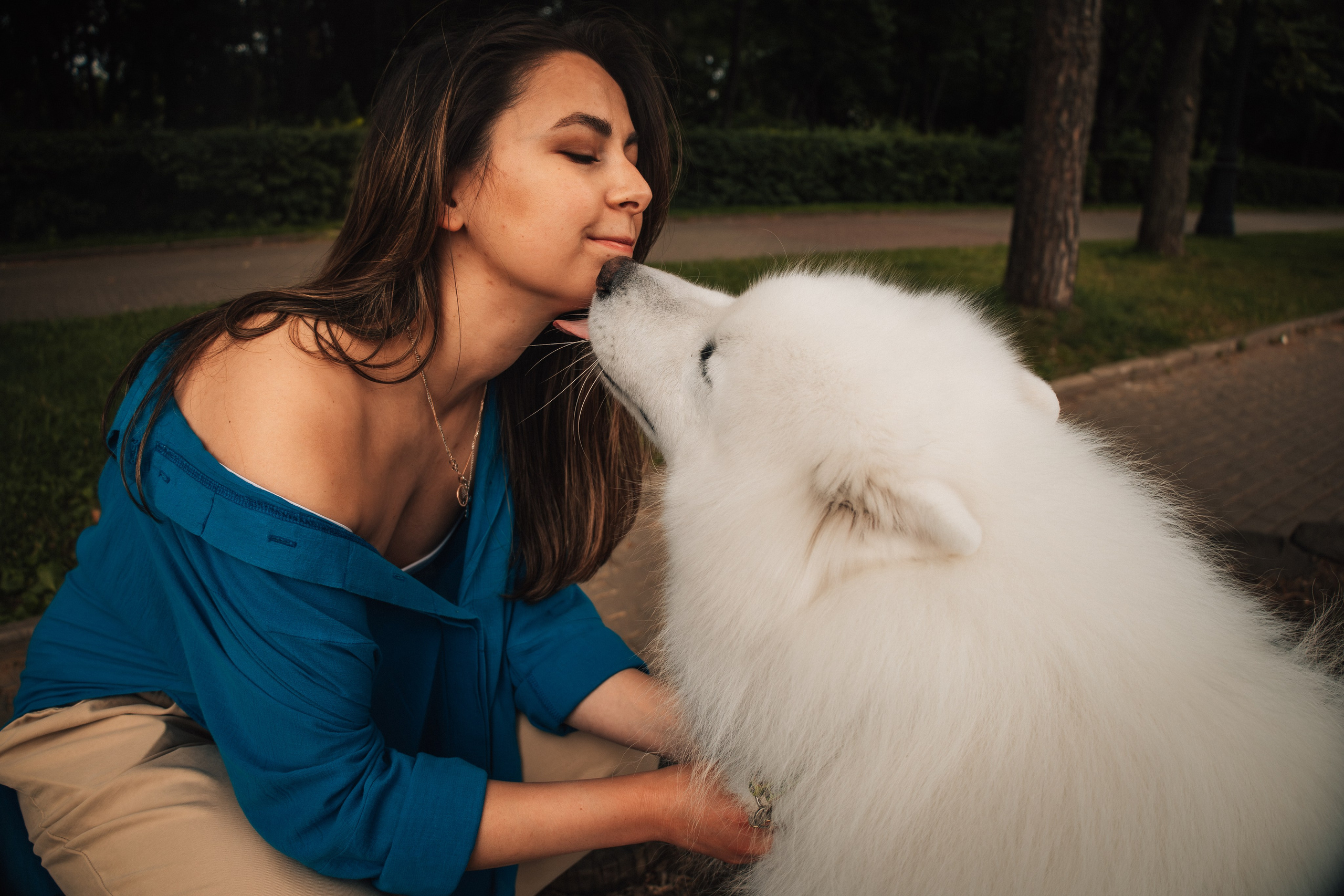 Прогулочная фотосессия девушки в парке с собакой самоедом. Фотограф-анималист в Москве Екатерина Тихонова