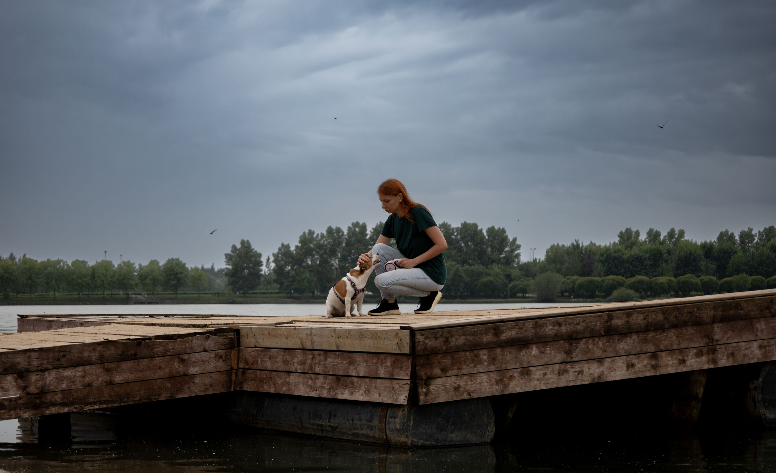 Моя маленькая спутница: Банни и Настя в Южнобутовском парке. Фотограф-анималист в Москве Екатерина Тихонова