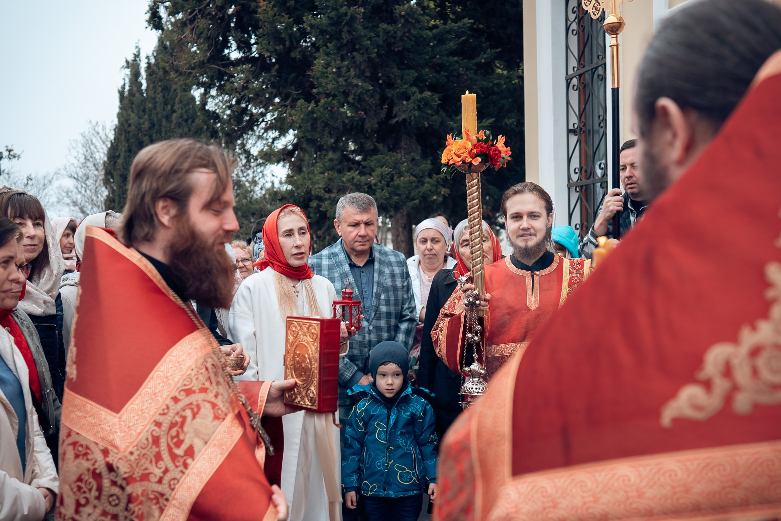 Пасхальный день христианки на Святой земле Крыма, Херсонес Севастополь. Церковный фотограф Севастополь