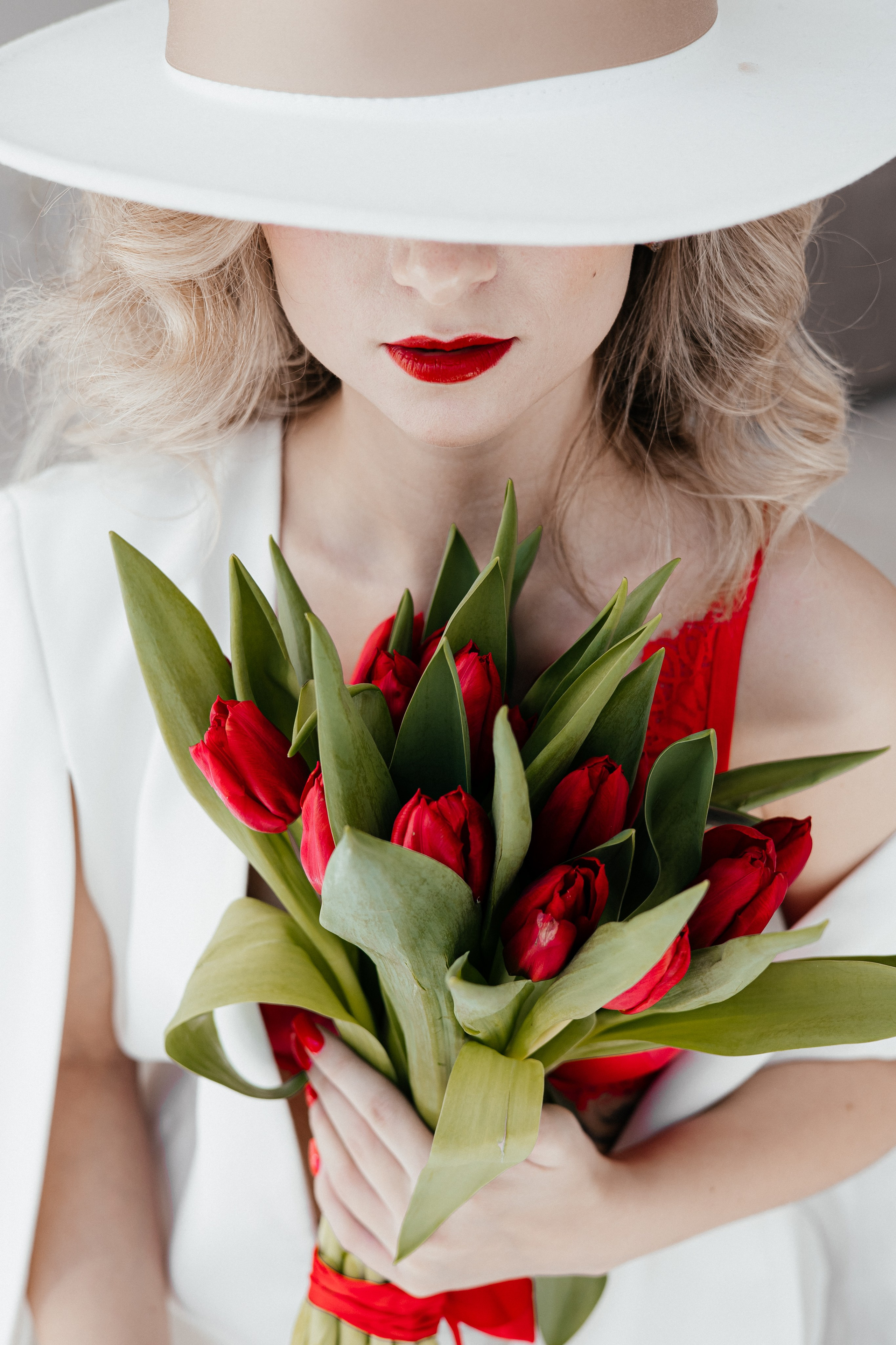 Анна. Красные тюльпаны