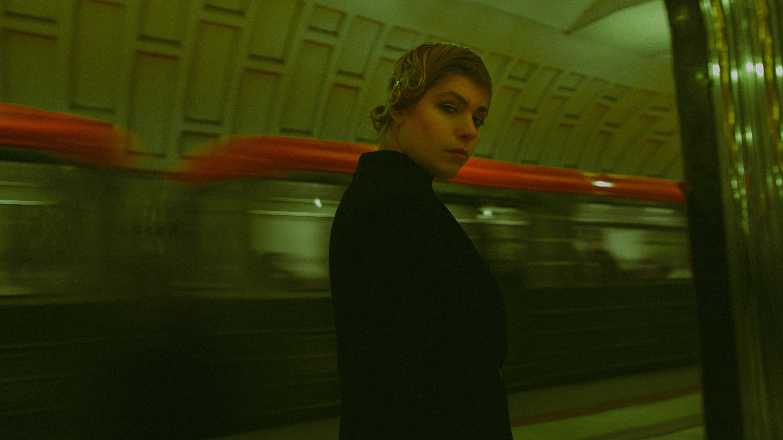 В метро. Allirubrum