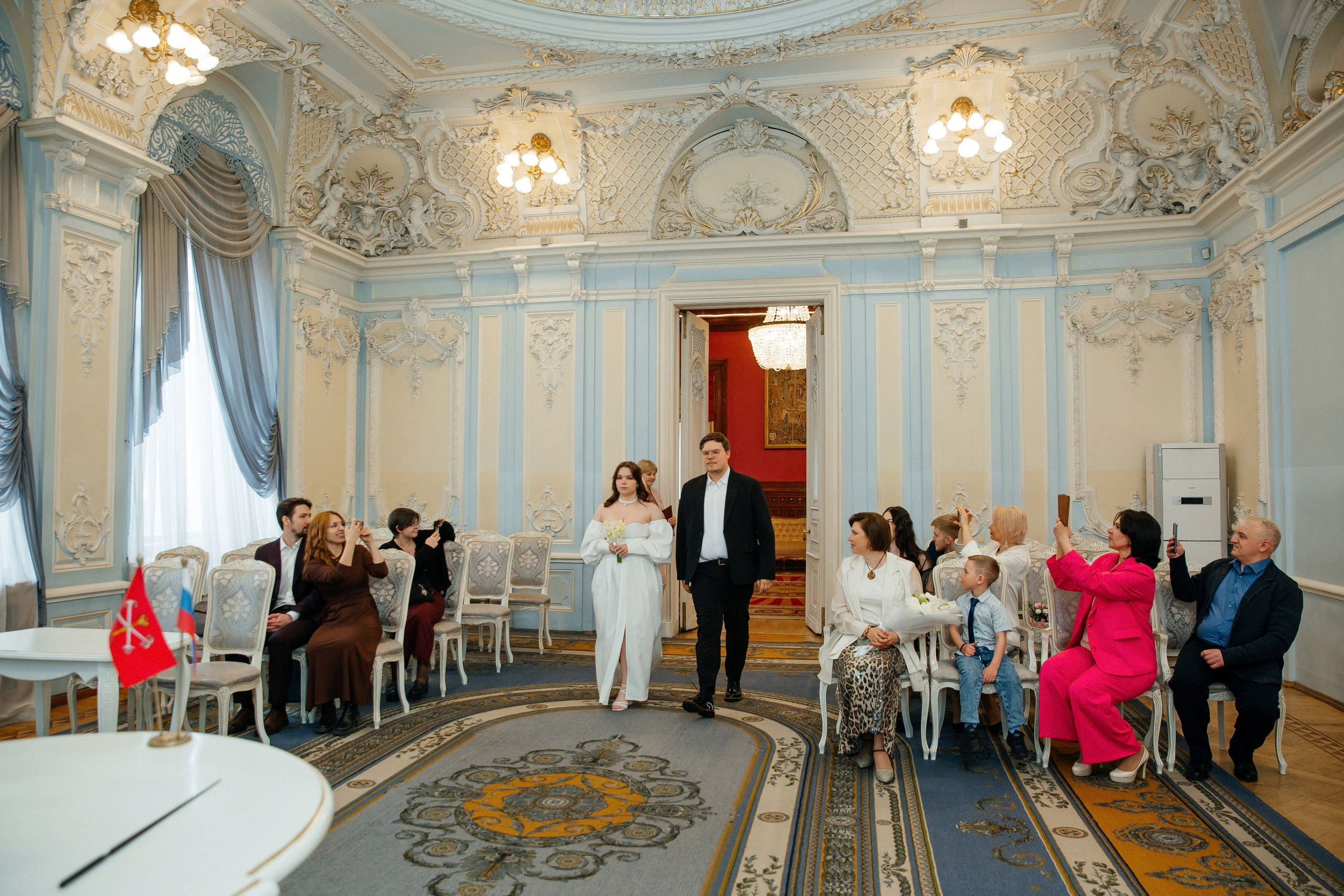 Съемка в отеле и регистрация прохладным майским днем. Свадебный фотограф в Санкт-Петербурге Вика Стукачева