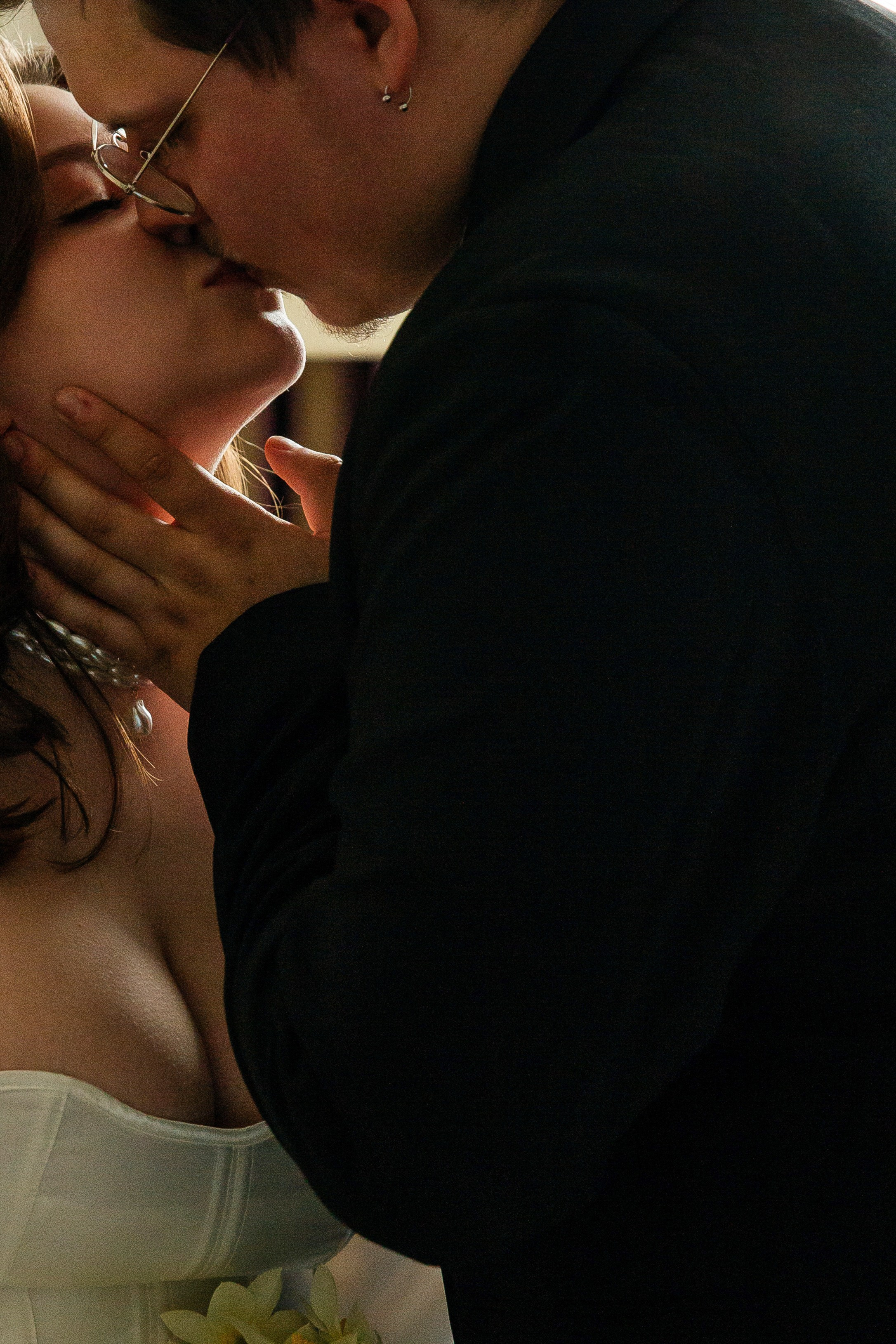 Съемка в отеле и регистрация прохладным майским днем. Свадебный фотограф в Санкт-Петербурге Вика Стукачева