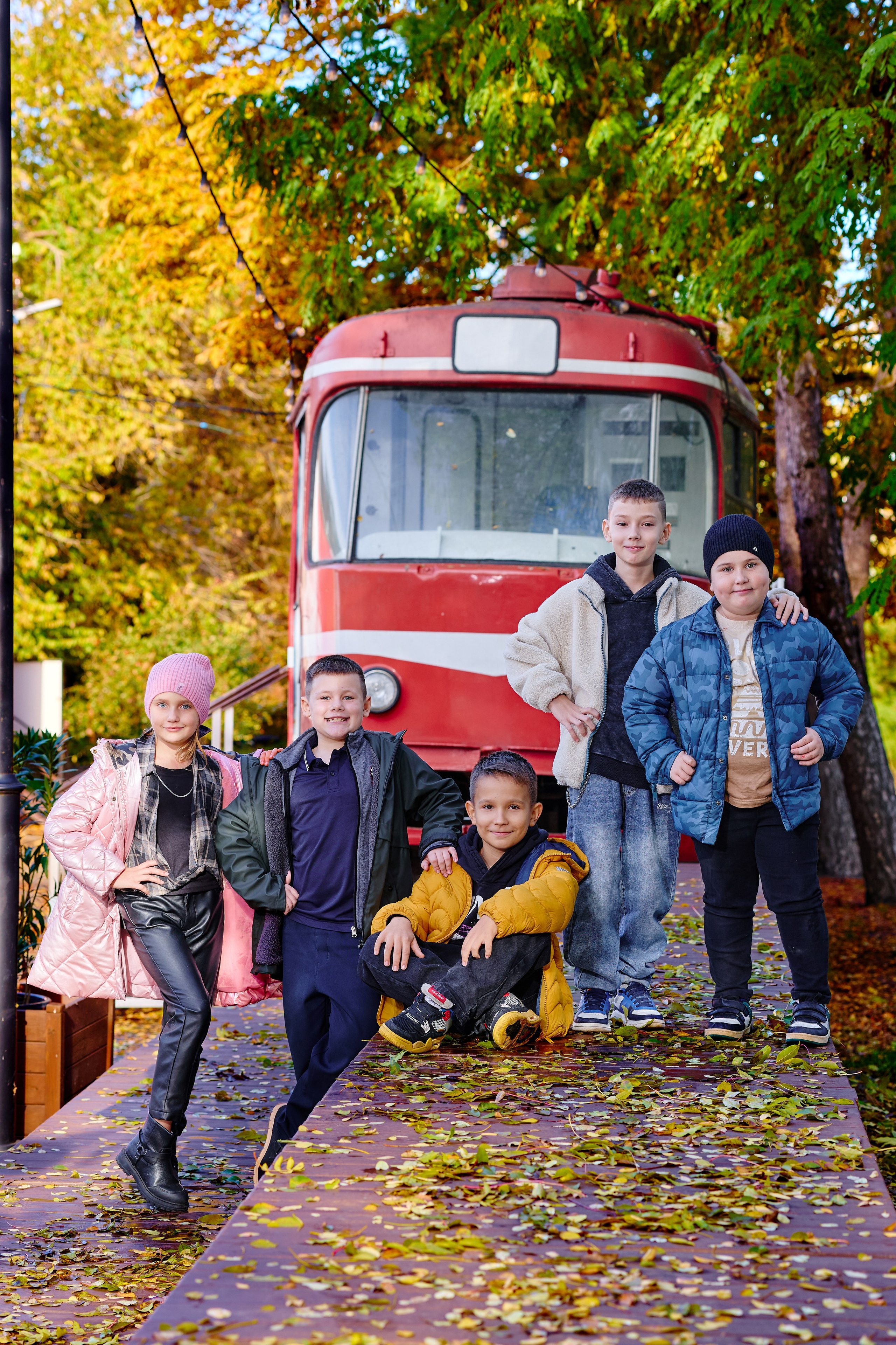 Прогулка в парке классом. Фотограф Выпускные альбомы Таганрог Сергей Коробченко