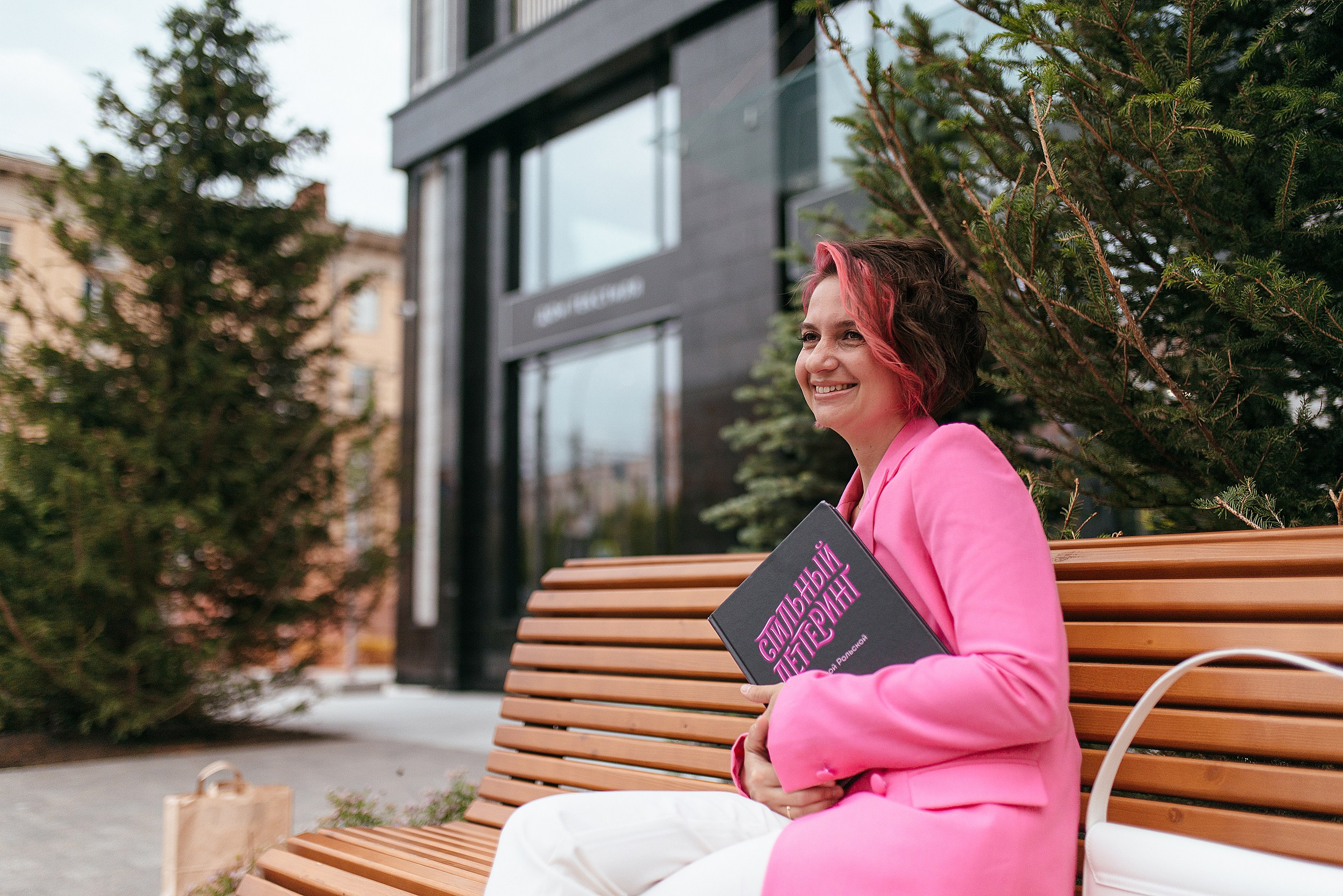 Уличная контент фотосессия для инстаграм дизайнера. Контент фотограф Дарья Едапина Новосибирск. Фотограф Дарья Едапина Новосибирск