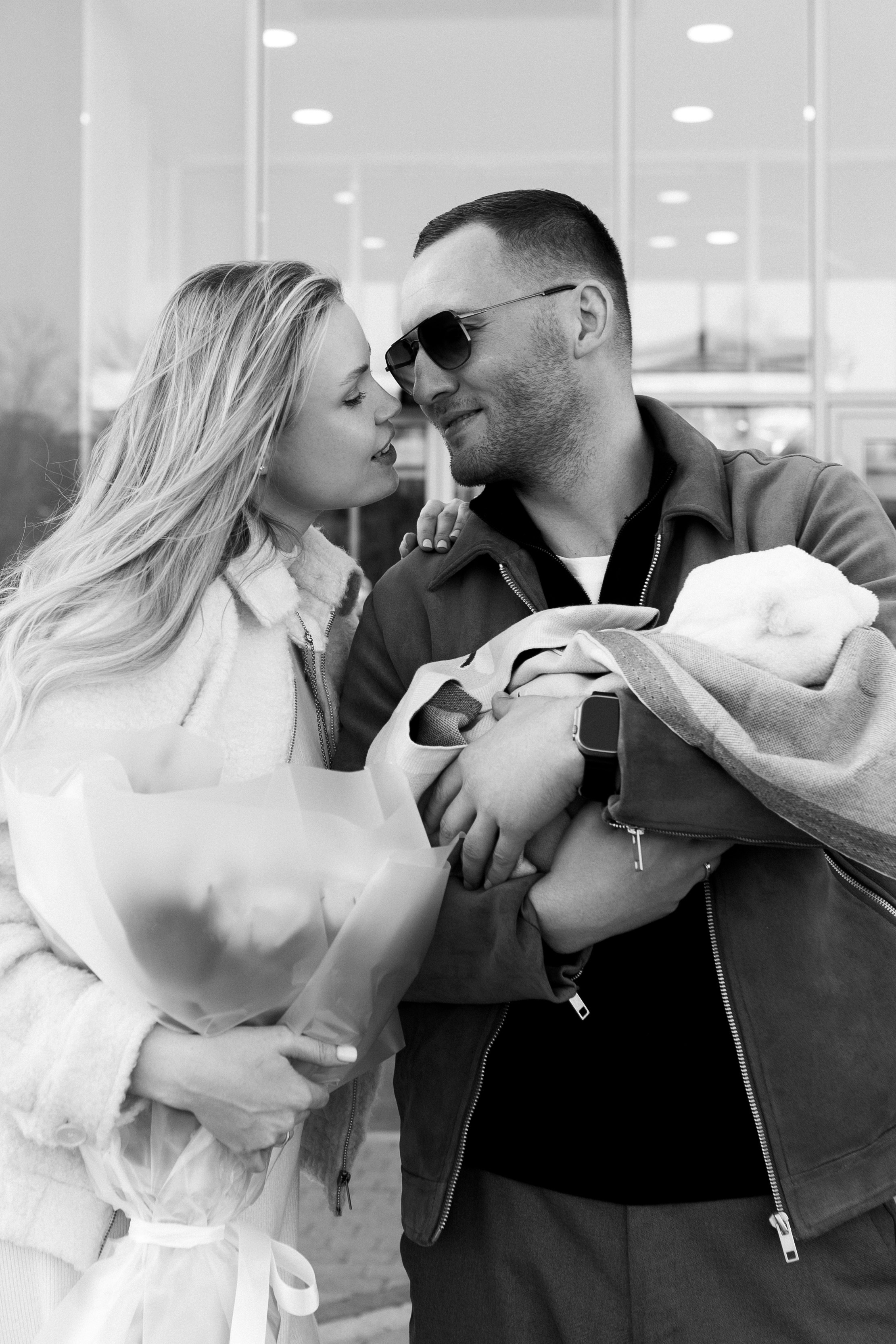 Фотограф на выписку из роддома в Краснодаре, выписка из Екатерининского роддома, фотограф Яна Морева. Семейный фотограф в Краснодаре Яна Морева