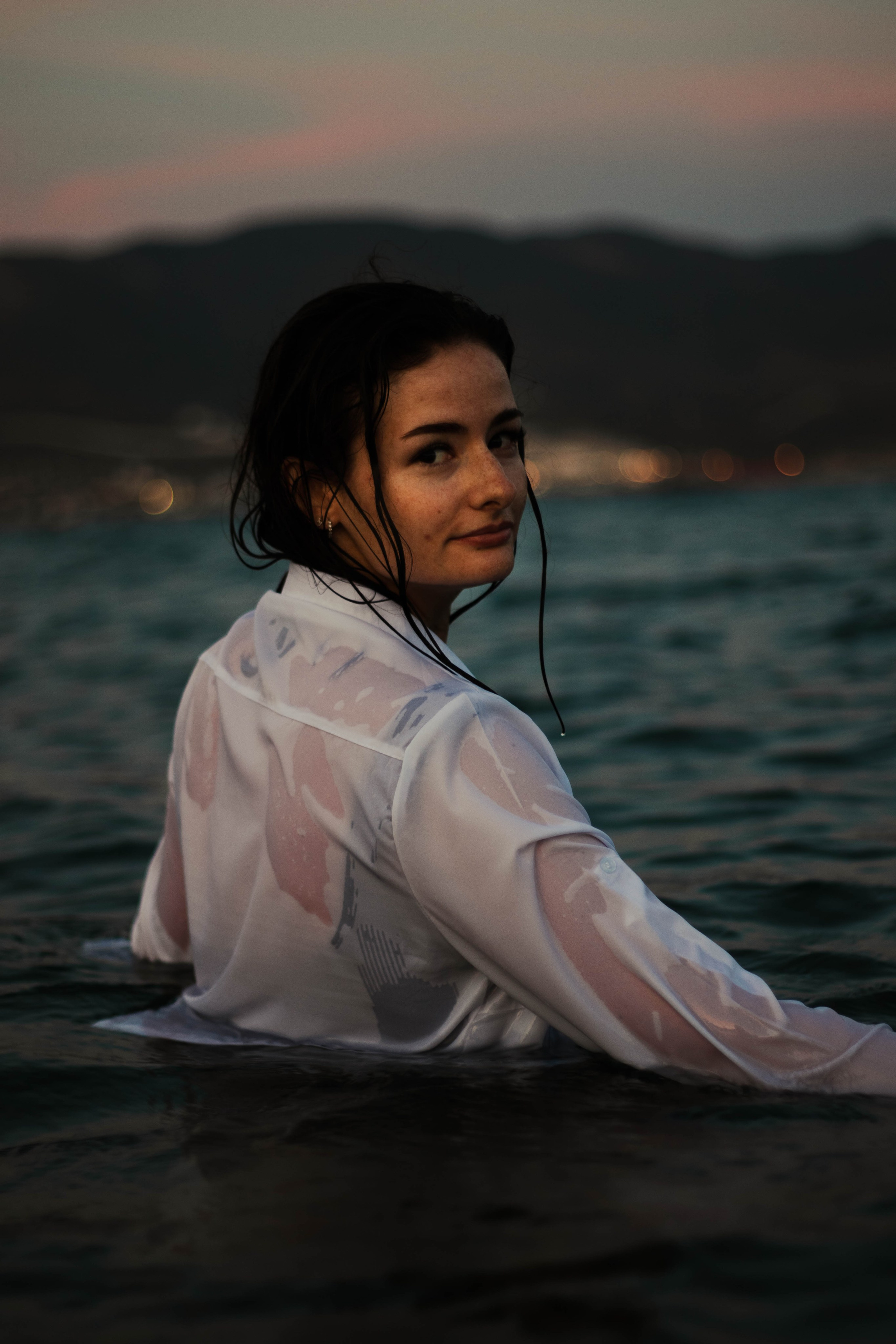 «Невесомость волн: девушка и море». Уличный фотограф Города N