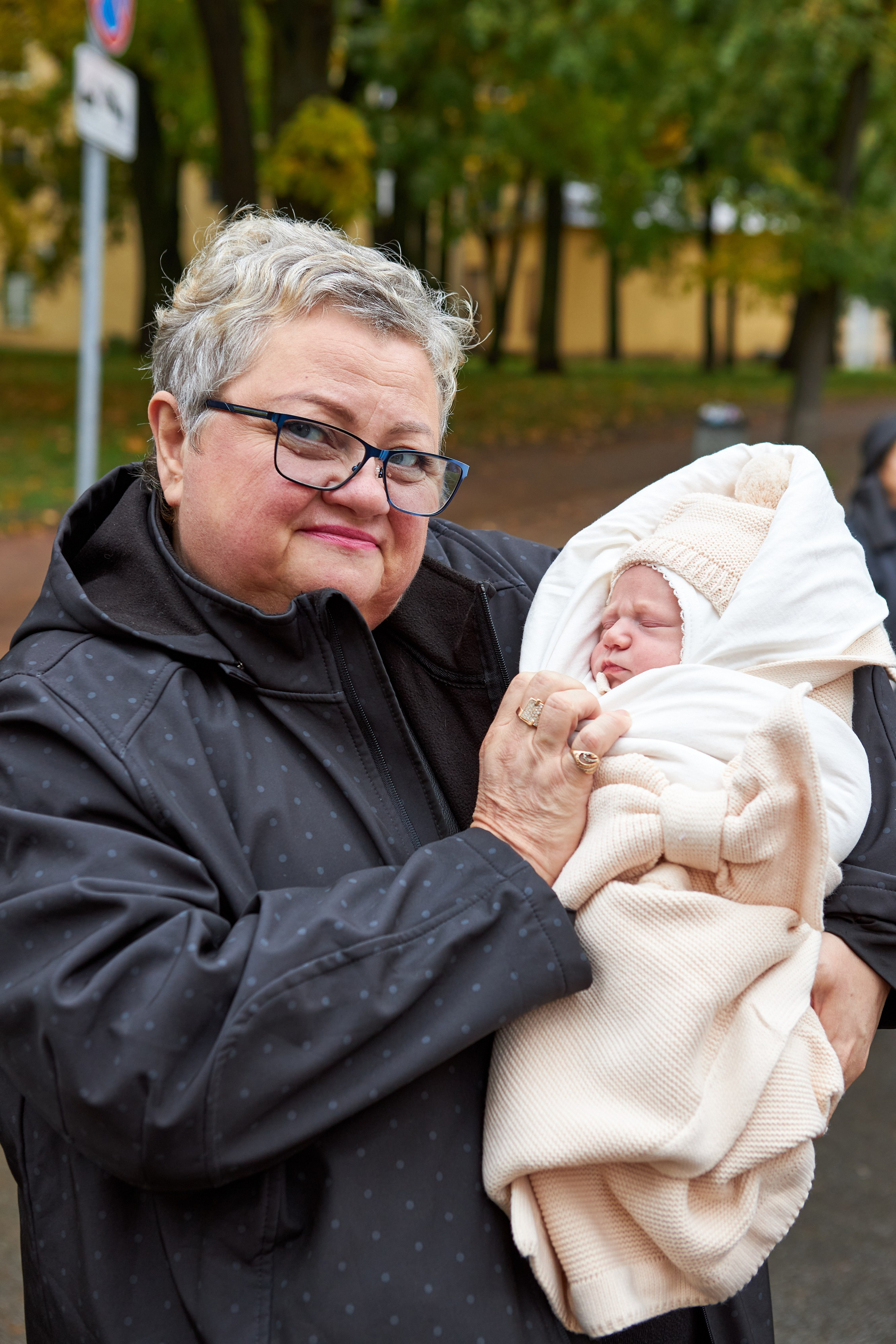 Фотосъемка выписки из роддома по мотивам Алисы в стране чудес