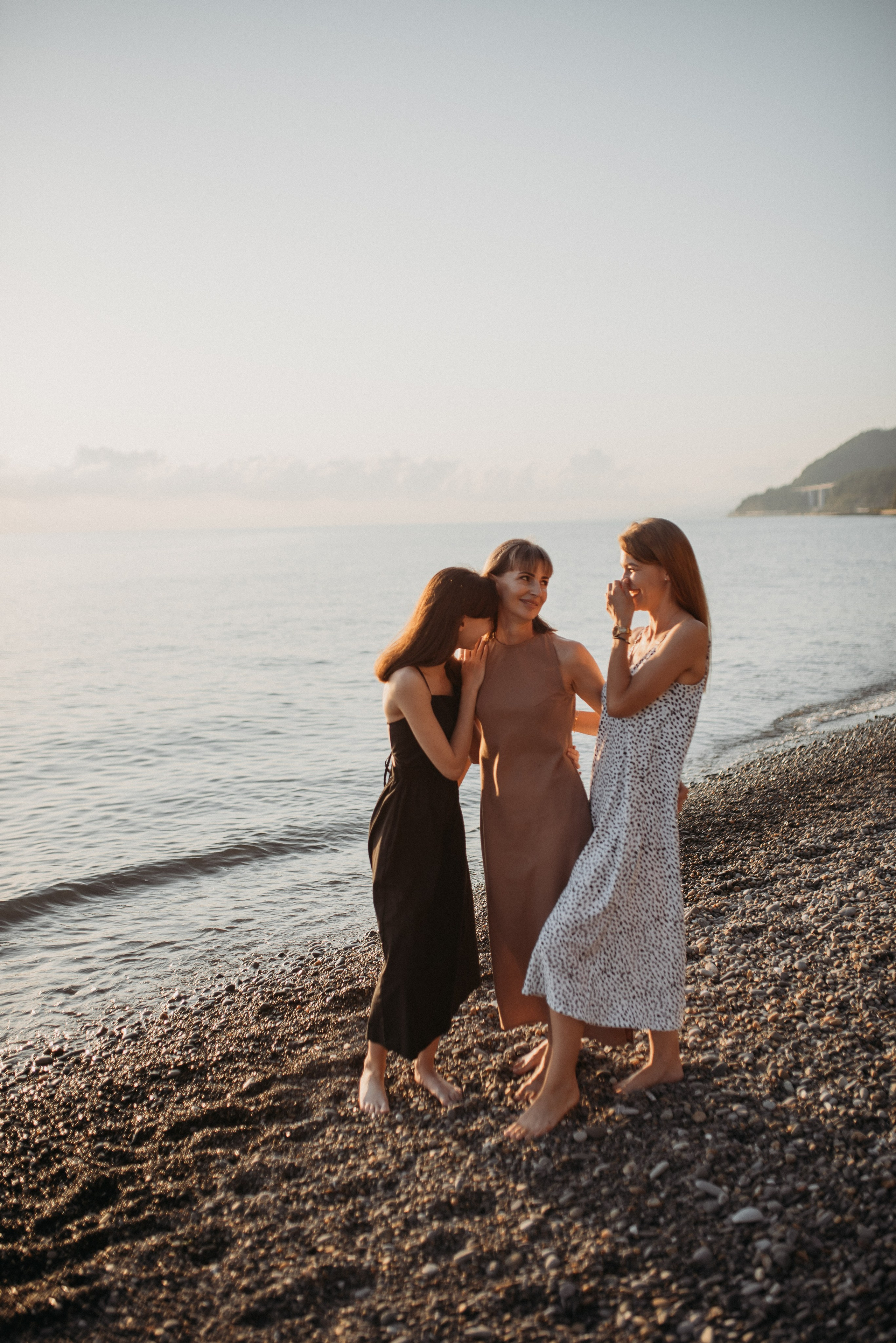 Семейная фотосессия мамы с дочками на берегу моря в Сочи Сириус Адлер. Фотограф в Сочи — Маргарита Поганова