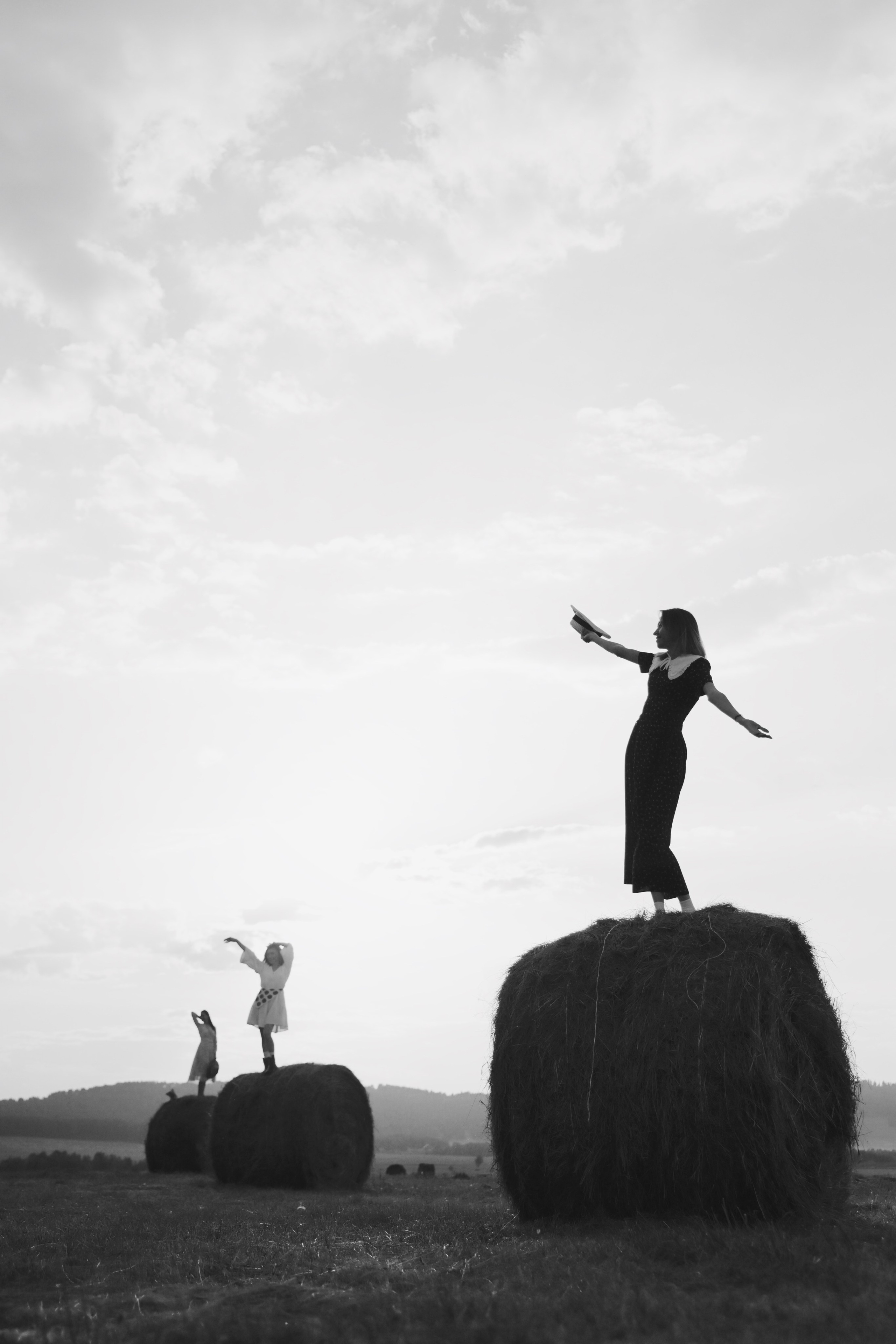 Три девицы на сене). Фотограф Марсель Батыршин