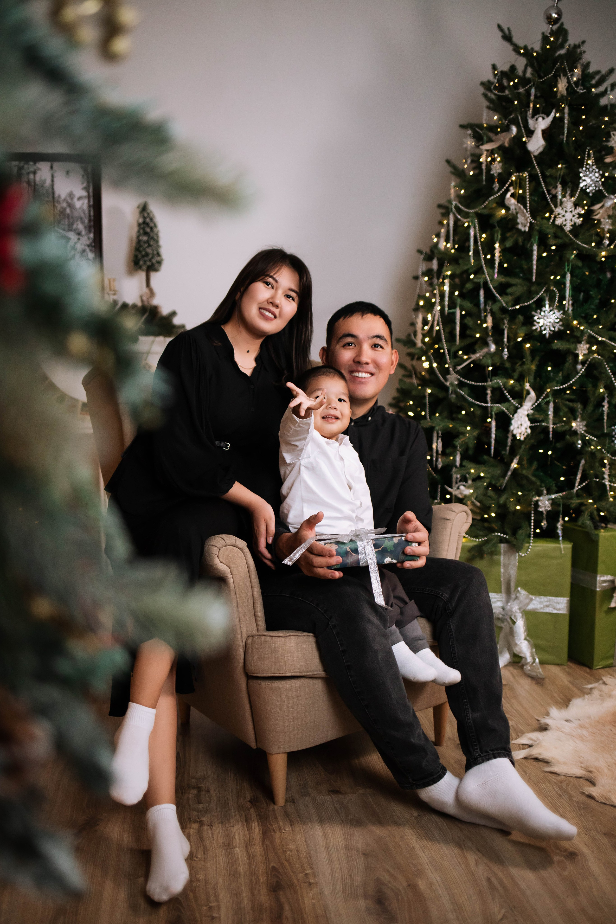 Семейная фотосессия в студии. Фотограф новорожденных в Новосибирске