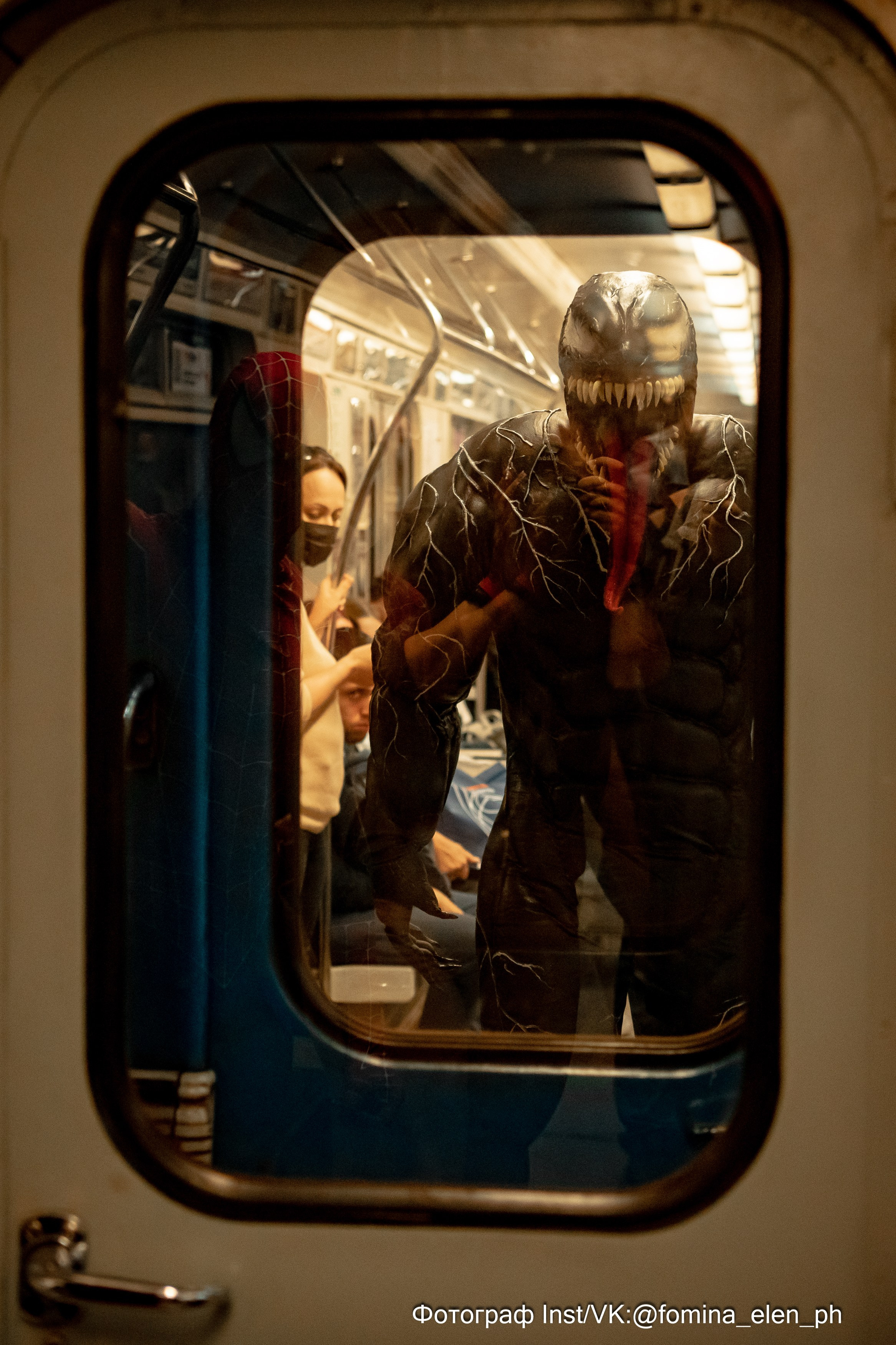 Человек паук и Веном в метро ЕКБ. Фомина Елена Свадебный и семейный фотограф