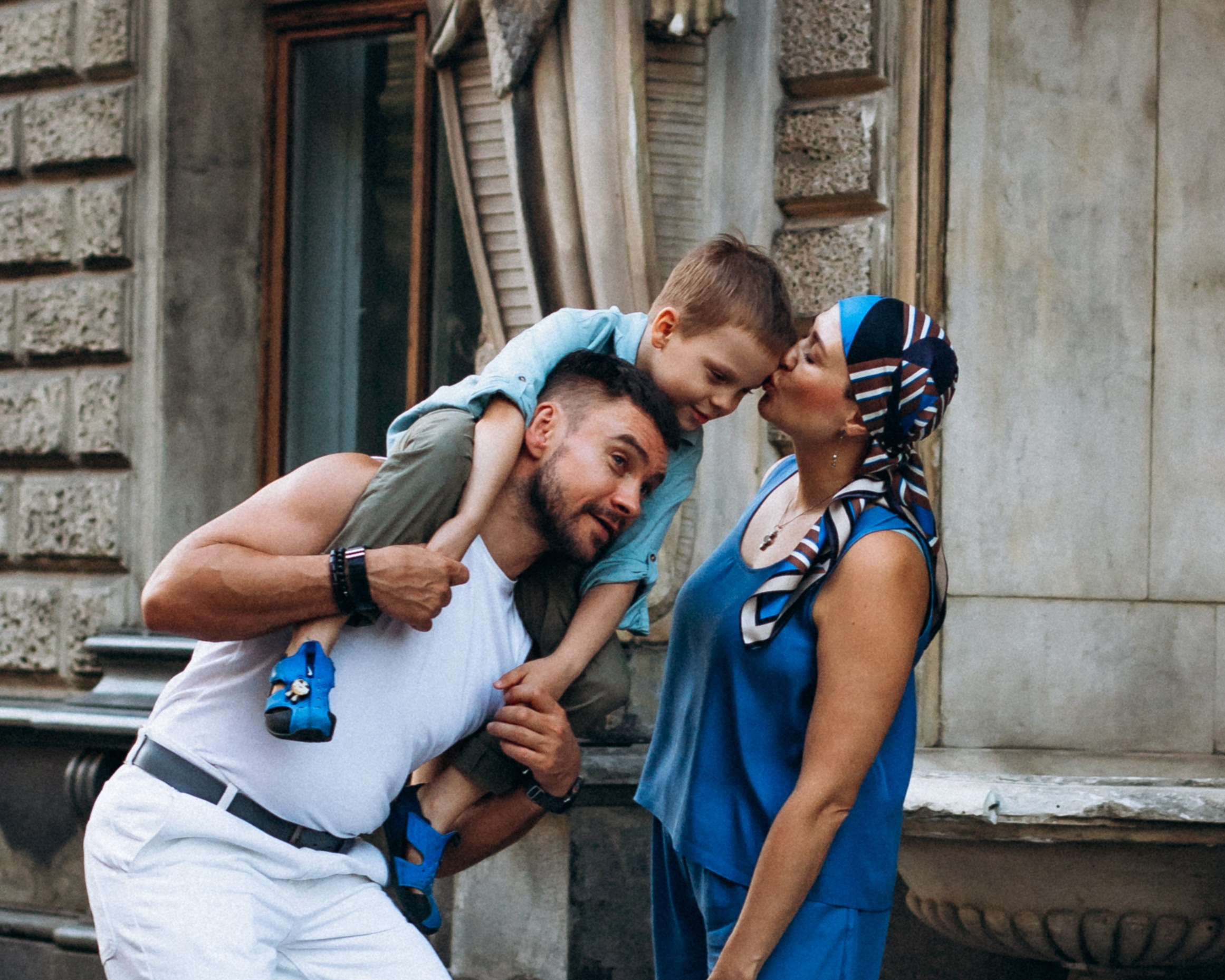 Наталья с семьей в июле. Фотопрогулка в Петербурге. Индивидуальный и семейный фотограф в Санкт-Петербурге