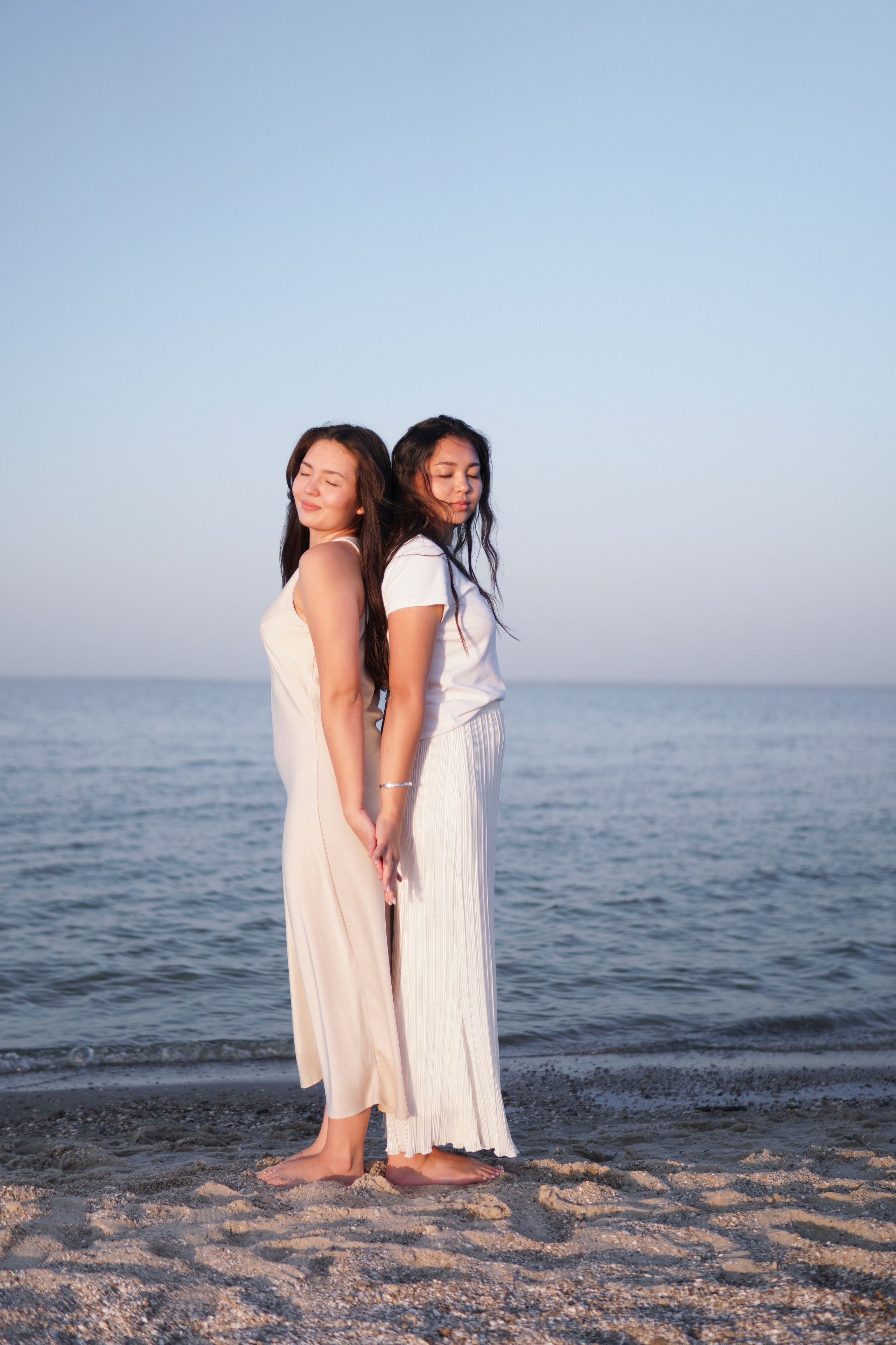 Сестры у моря в Ростове-на-Дону. Фотосессия за городом. Фотограф в Ростове-на-Дону Марина Мальцева