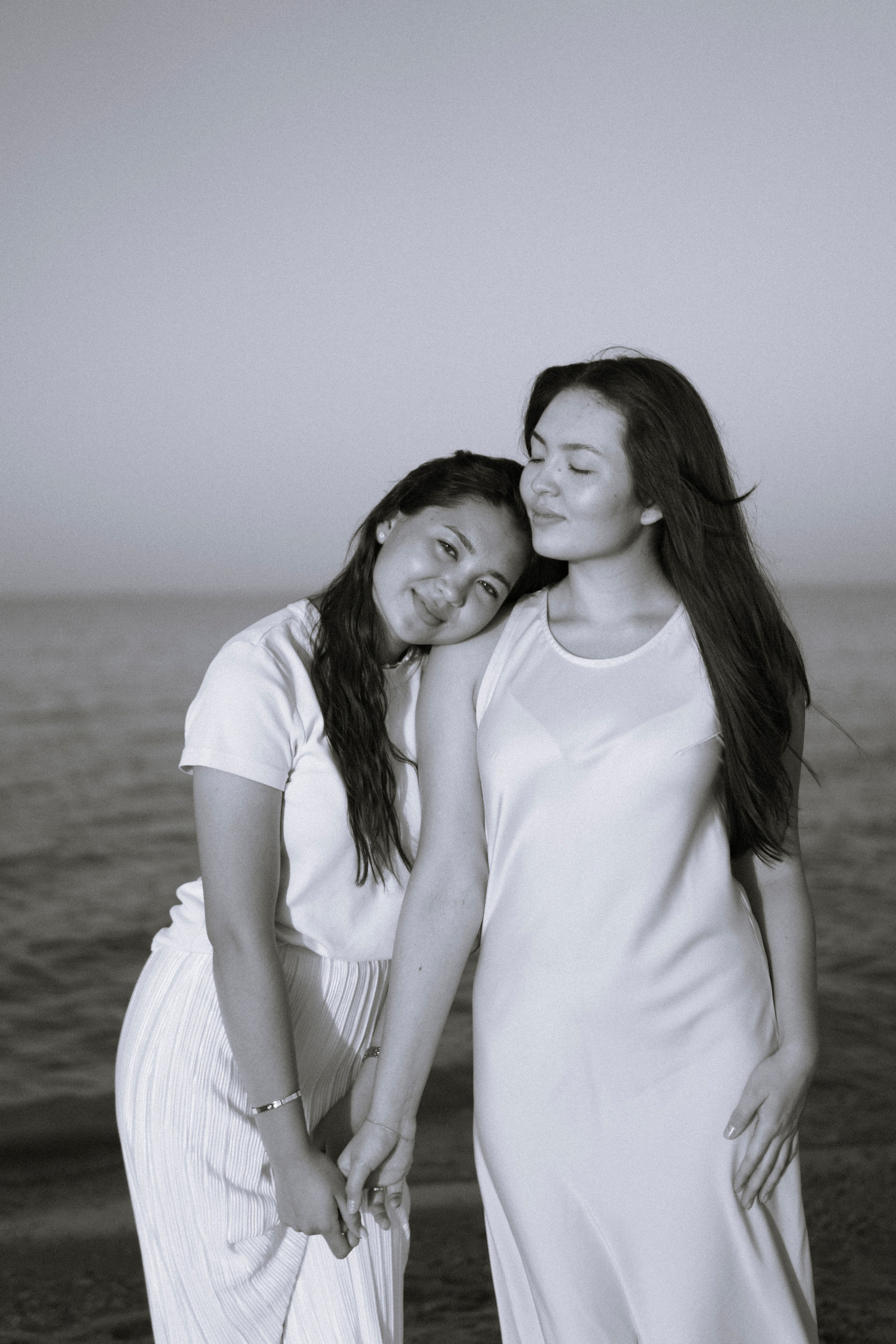 Сестры у моря в Ростове-на-Дону. Фотосессия за городом. Фотограф в Ростове-на-Дону Марина Мальцева