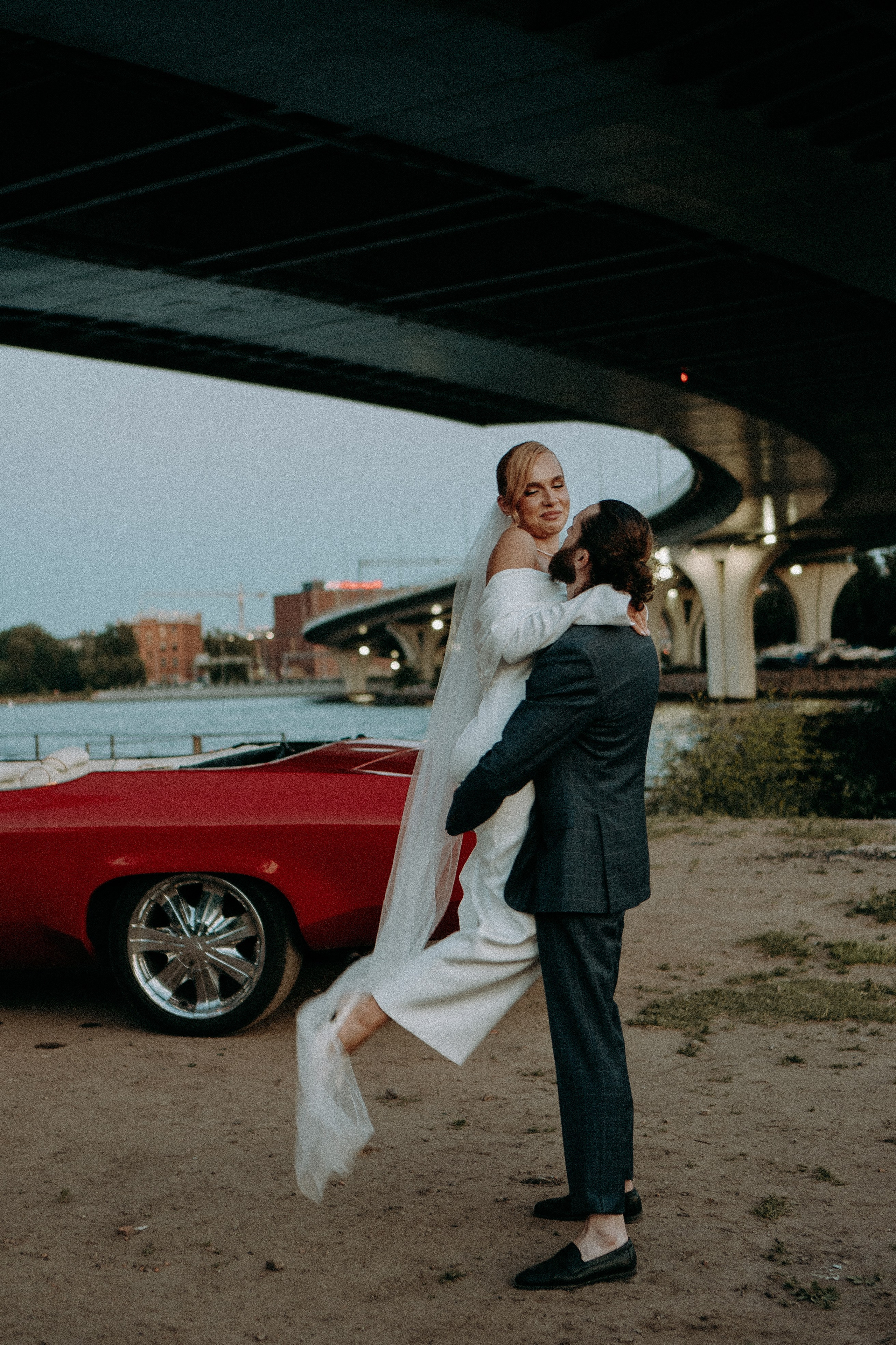 СВАДЕБНАЯ СЬЕМКА ВОЗЛЕ МСОТА БЕТАНКУРА НА КАБРИОЛЕТЕ. Профессиональный фотограф, Санкт-Петербург — Виктория Богомолова