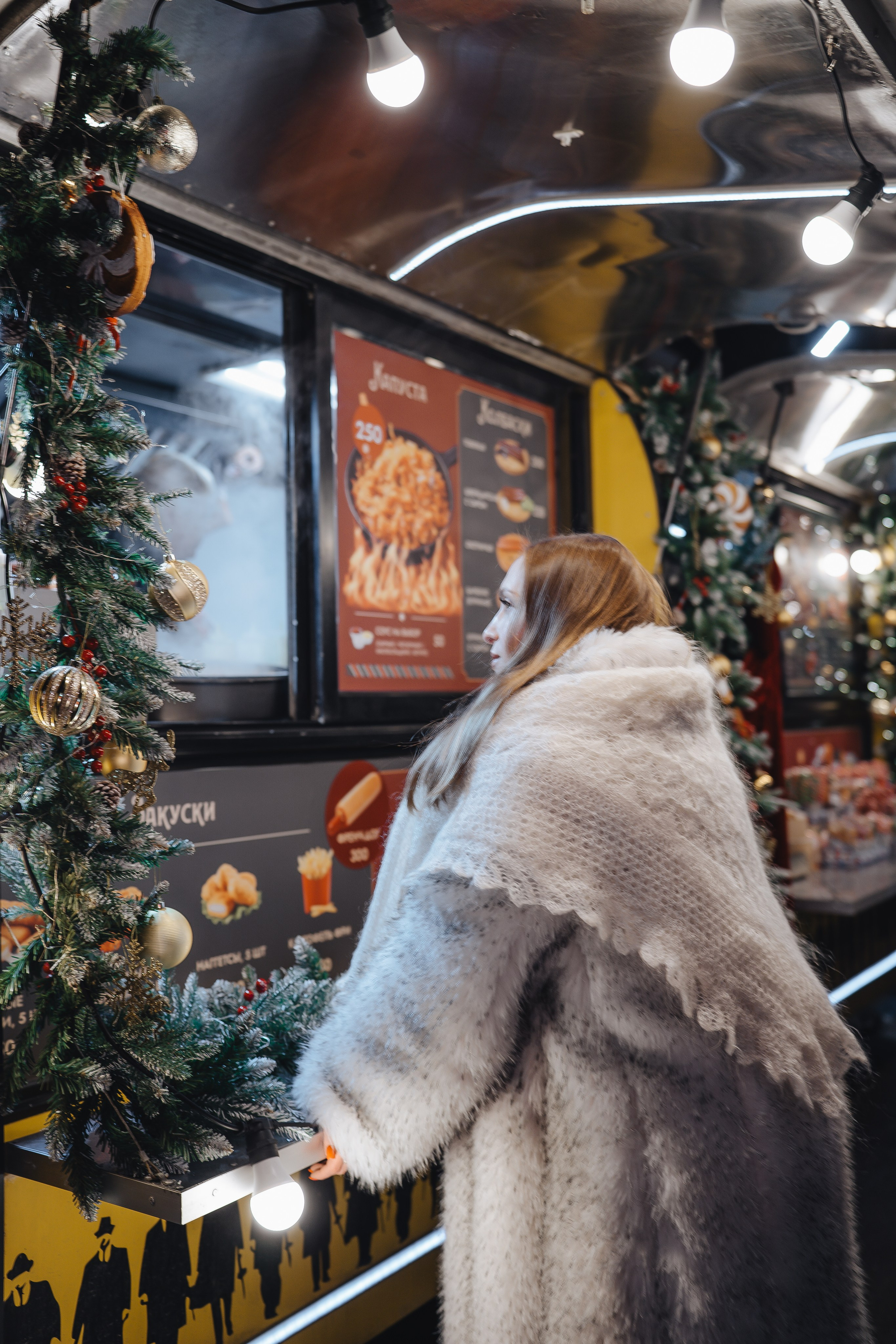 ПРОГУЛКА НА МАНЕЖНОЙ ПЛОЩАДИ ДЛЯ ДЕВУШКИ ПЕРЕД НОВЫМ ГОДОМ (НОВОГОДНЯЯ ФОТОСЕССИИЯ НА МАНЕЖНОЙ ПЛОЩАДИ). Профессиональный фотограф, Санкт-Петербург — Виктория Богомолова