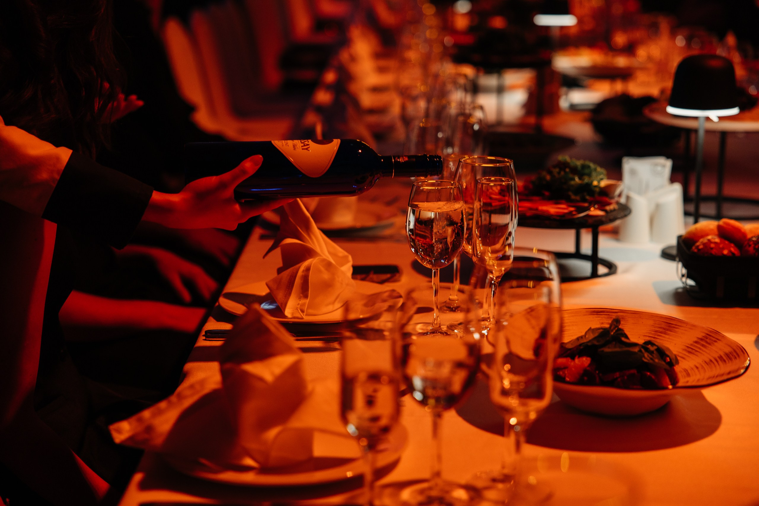 Здравствуйте! Я свадебный фотограф из Ульяновска, работаю в том числе по всей России и с выездом за границу. Снимаю свадьбы, lovestory, корпоративы, светский репортаж. Провожу обучение по фотографии, мастер-классы и воркшопы для других фотографов.